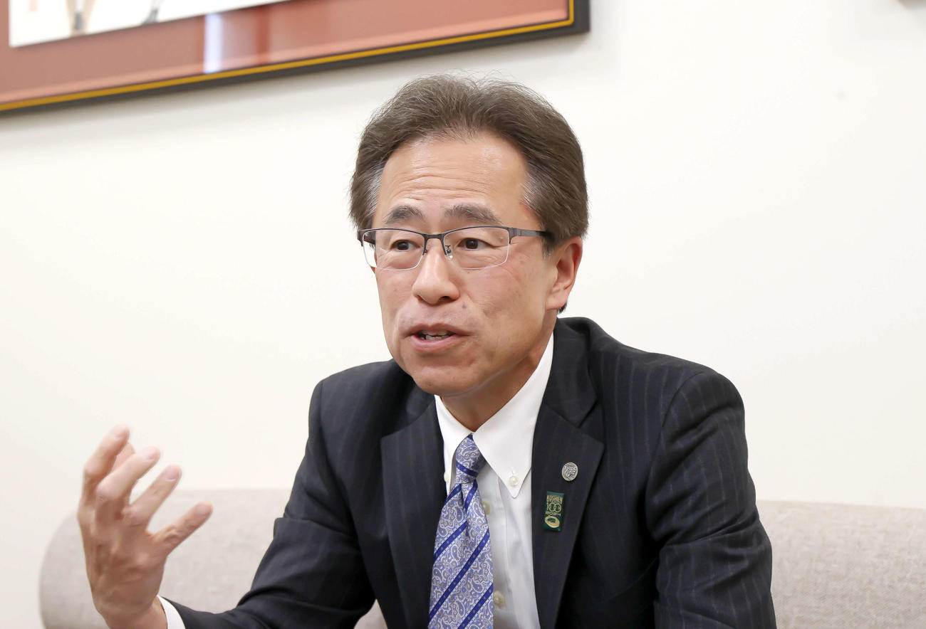 甲子園球場について語る阪神粟井球団社長（撮影・上山淳一）