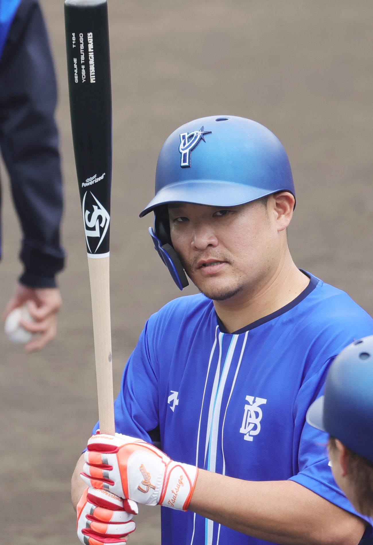 日本ハム対DeNA　練習でパイレーツ時代のバットを手にするDeNA筒香（撮影・野上伸悟）