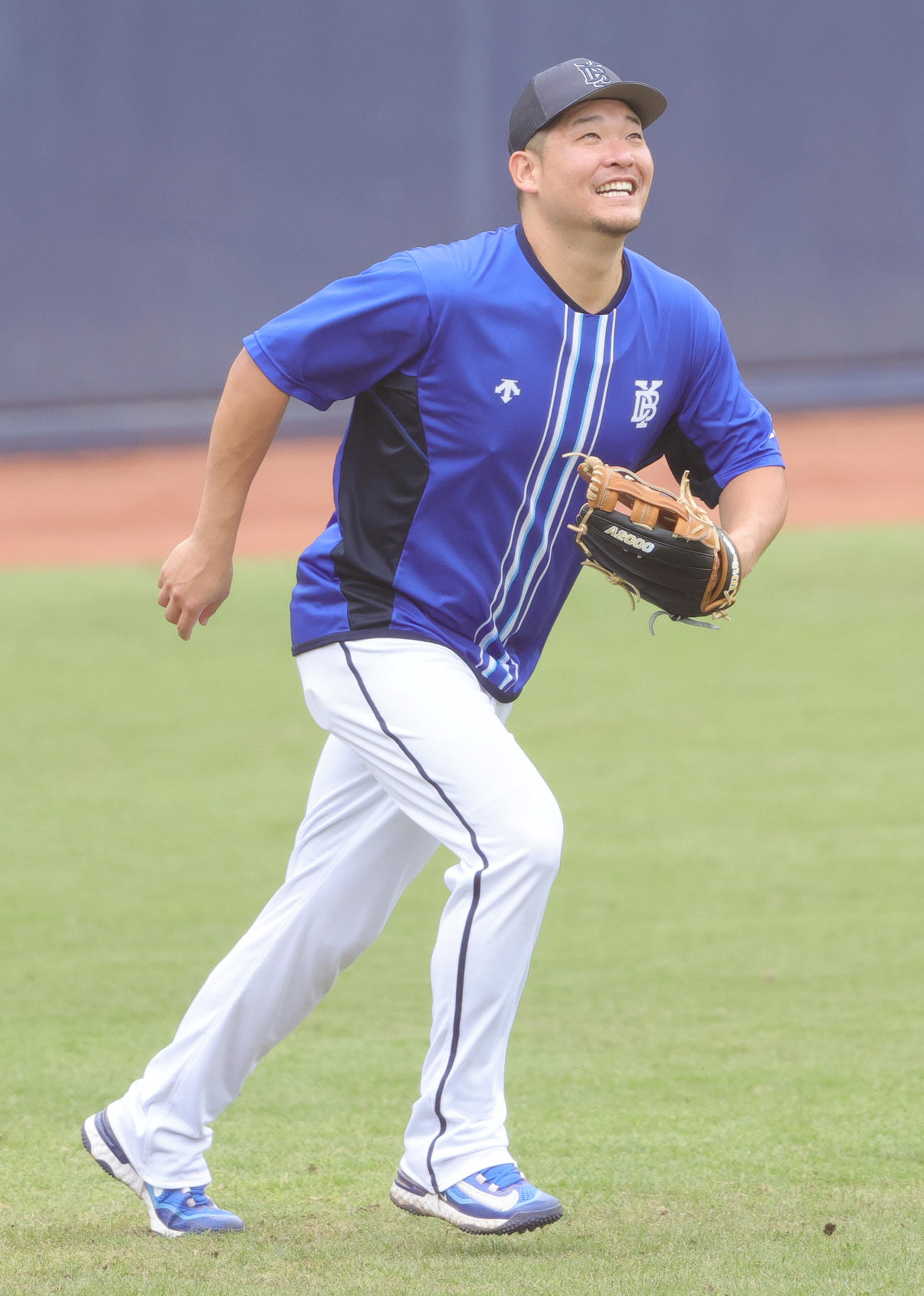 日本ハム対DeNA　試合前に左翼で打撃練習の球を処理するDeNA筒香（撮影・野上伸悟）