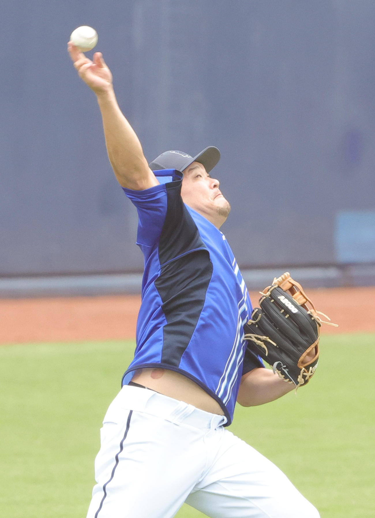 日本ハム対DeNA　試合前に左翼で打撃練習の球を処理するDeNA筒香（撮影・野上伸悟）