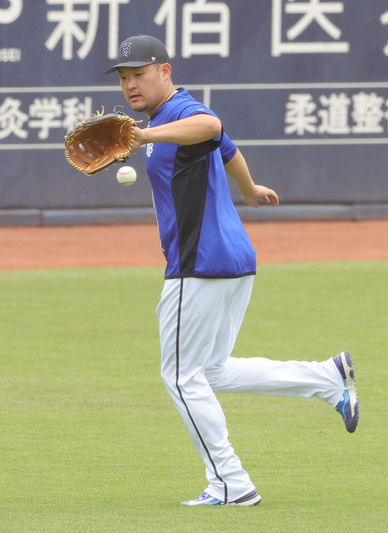 日本ハム対DeNA　試合前に左翼で打撃練習の球を処理するDeNA筒香（撮影・野上伸悟）