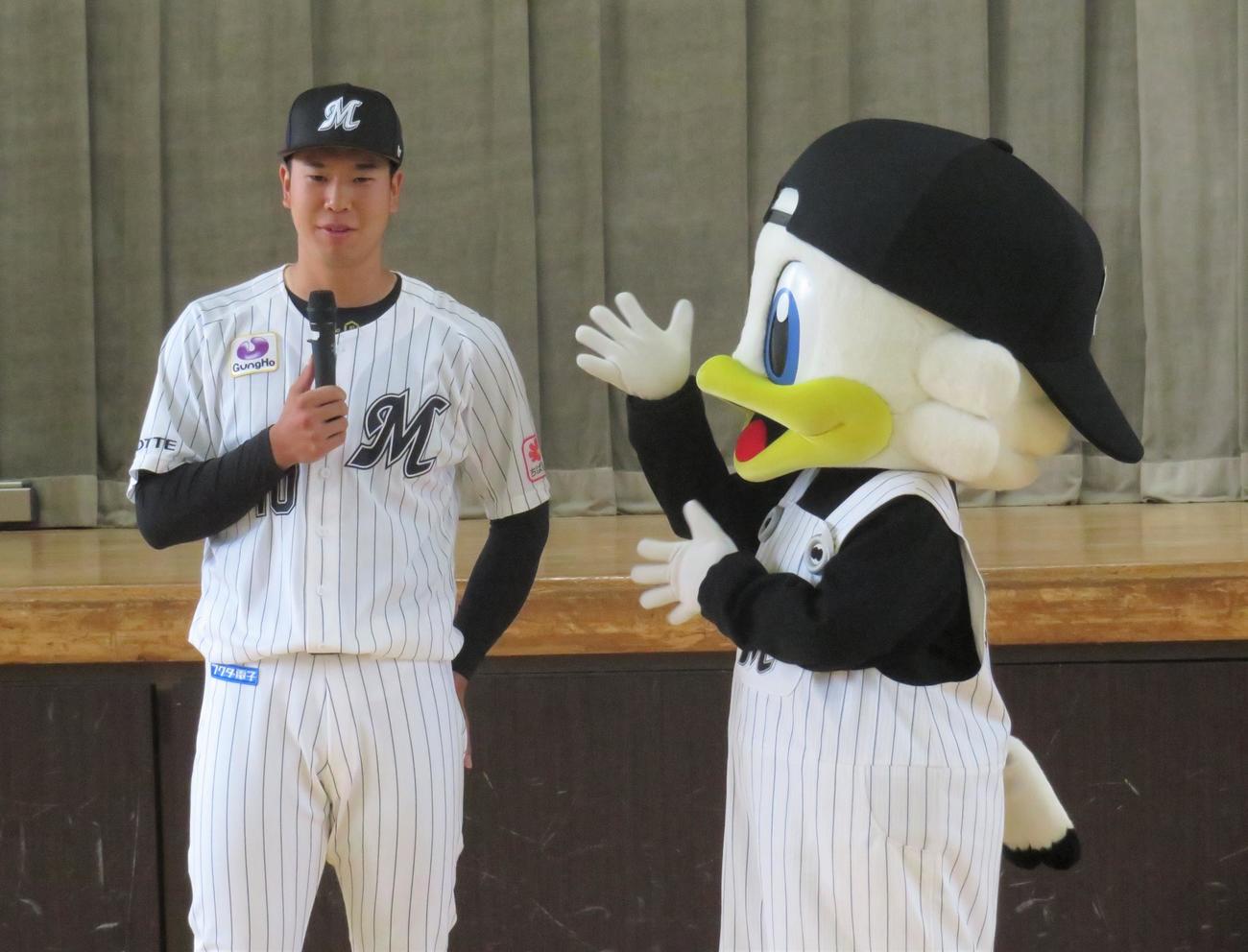 ランドセルカバー贈呈式に参加したロッテ上田（撮影・星夏穂）