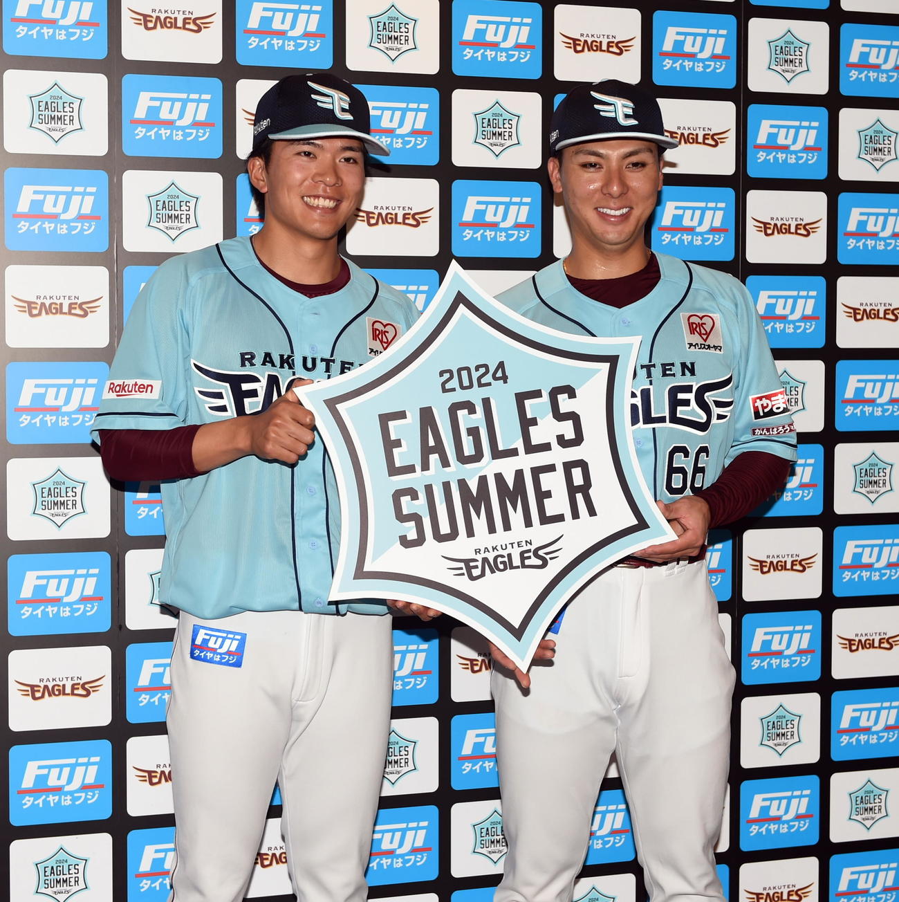 サマーユニホーム発表会見に出席した楽天早川（左）と村林（撮影・山田愛斗）