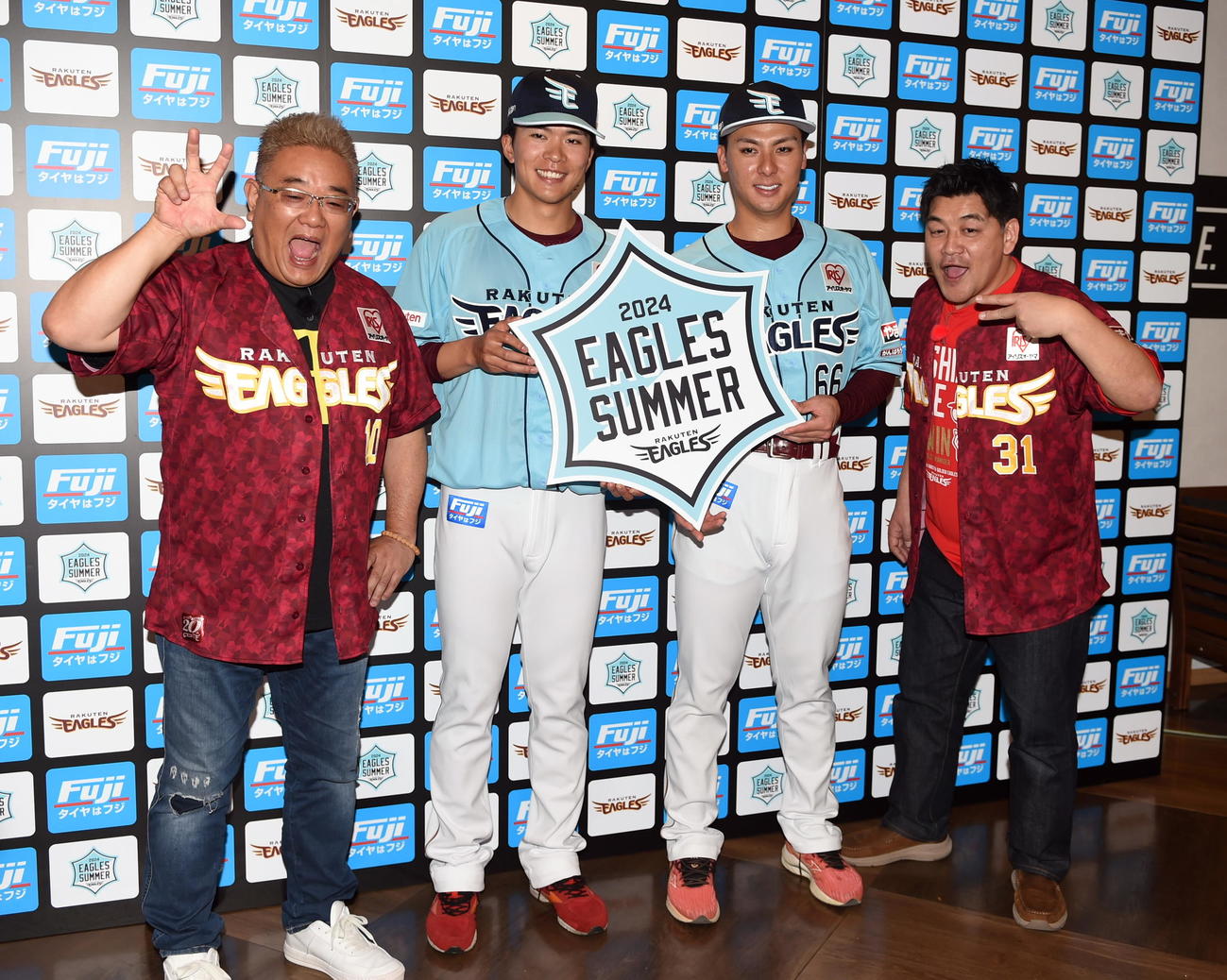 サマーユニホーム発表会見に出席した、左からサンドウィッチマンの伊達みきお、楽天早川、村林、サンドウィッチマンの富澤たけし（撮影・山田愛斗）