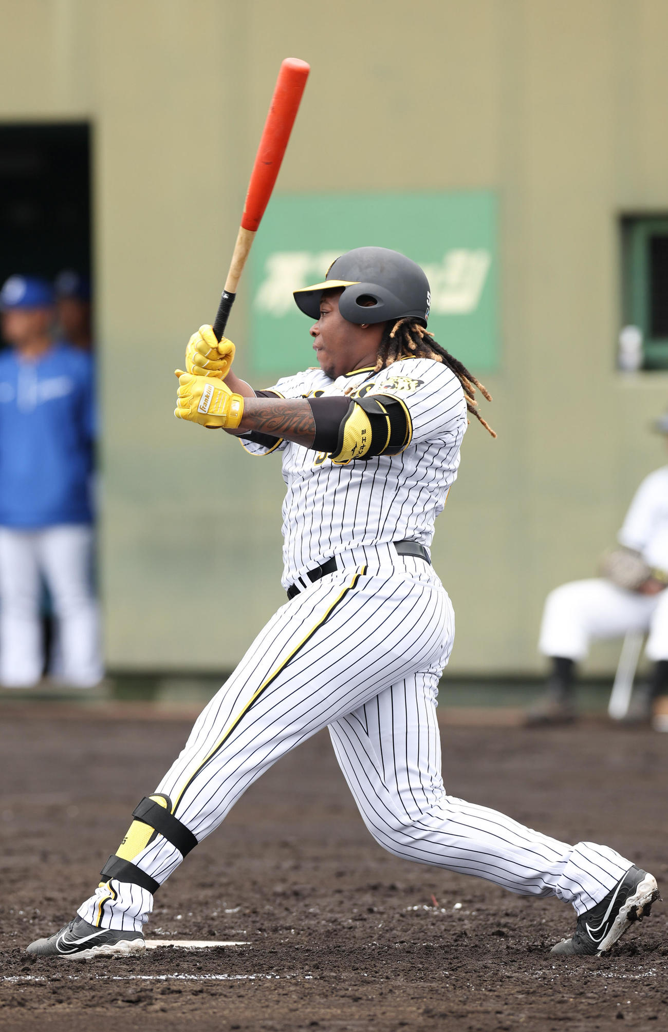 阪神対中日　3回裏阪神2死一、三塁、右前適時打を放つミエセス（撮影・前田充）