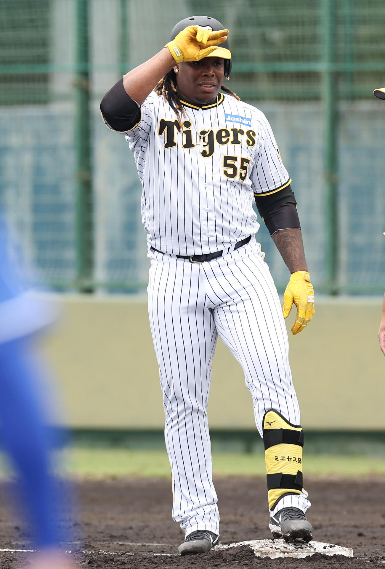 阪神対中日　3回裏阪神2死一、三塁、右前適時打を放ちVサインを見せるミエセス（撮影・前田充）