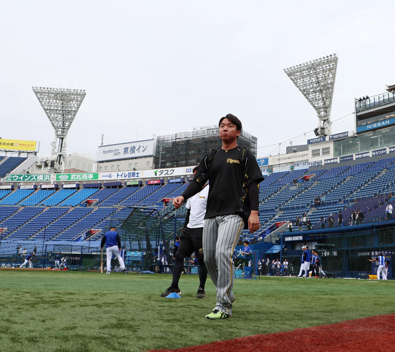 DeNA対阪神　グラウンドを歩く村上（撮影・加藤哉）