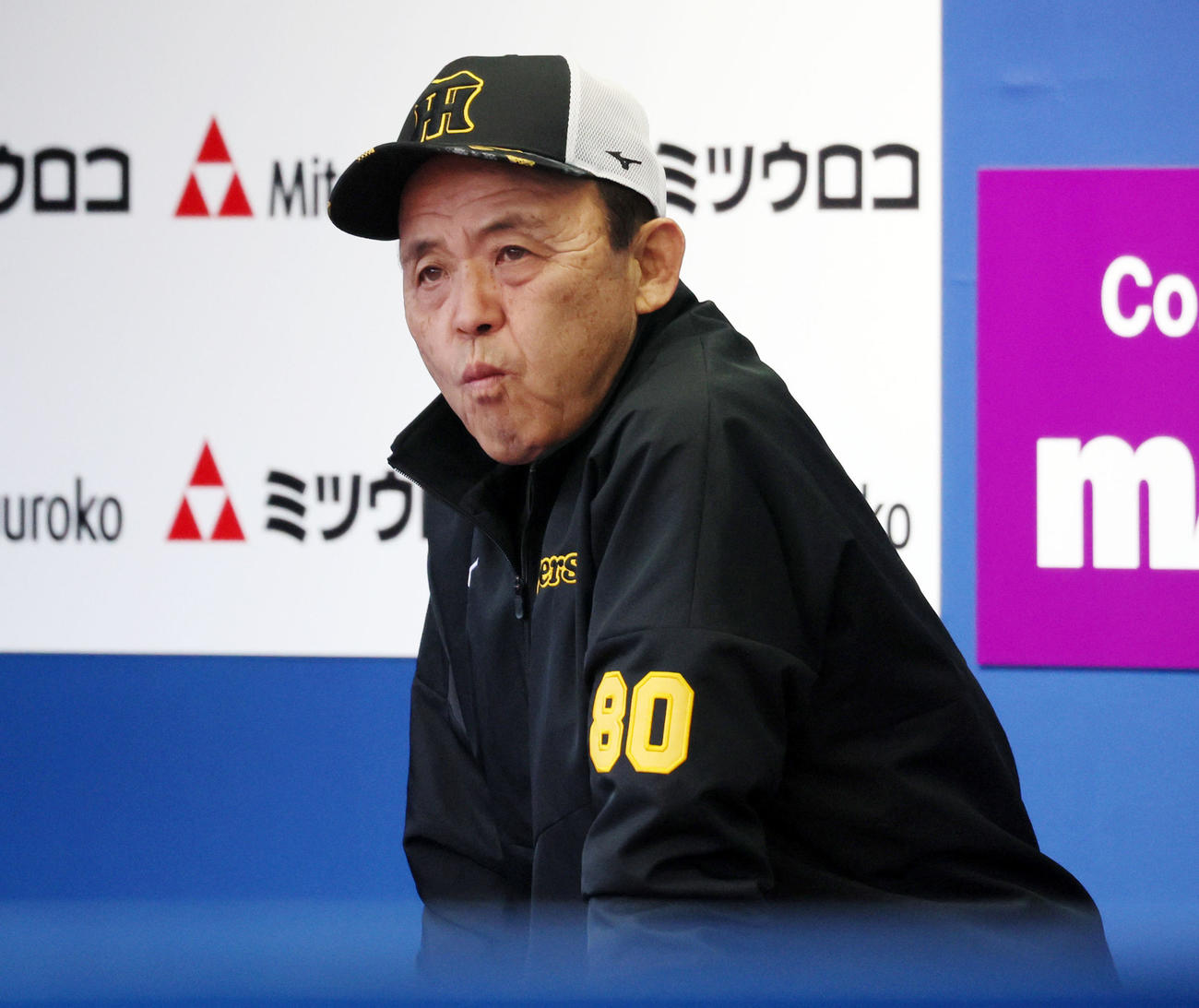 DeNA対阪神　ベンチに腰掛けてグラウンドを見る岡田監督（撮影・加藤哉）
