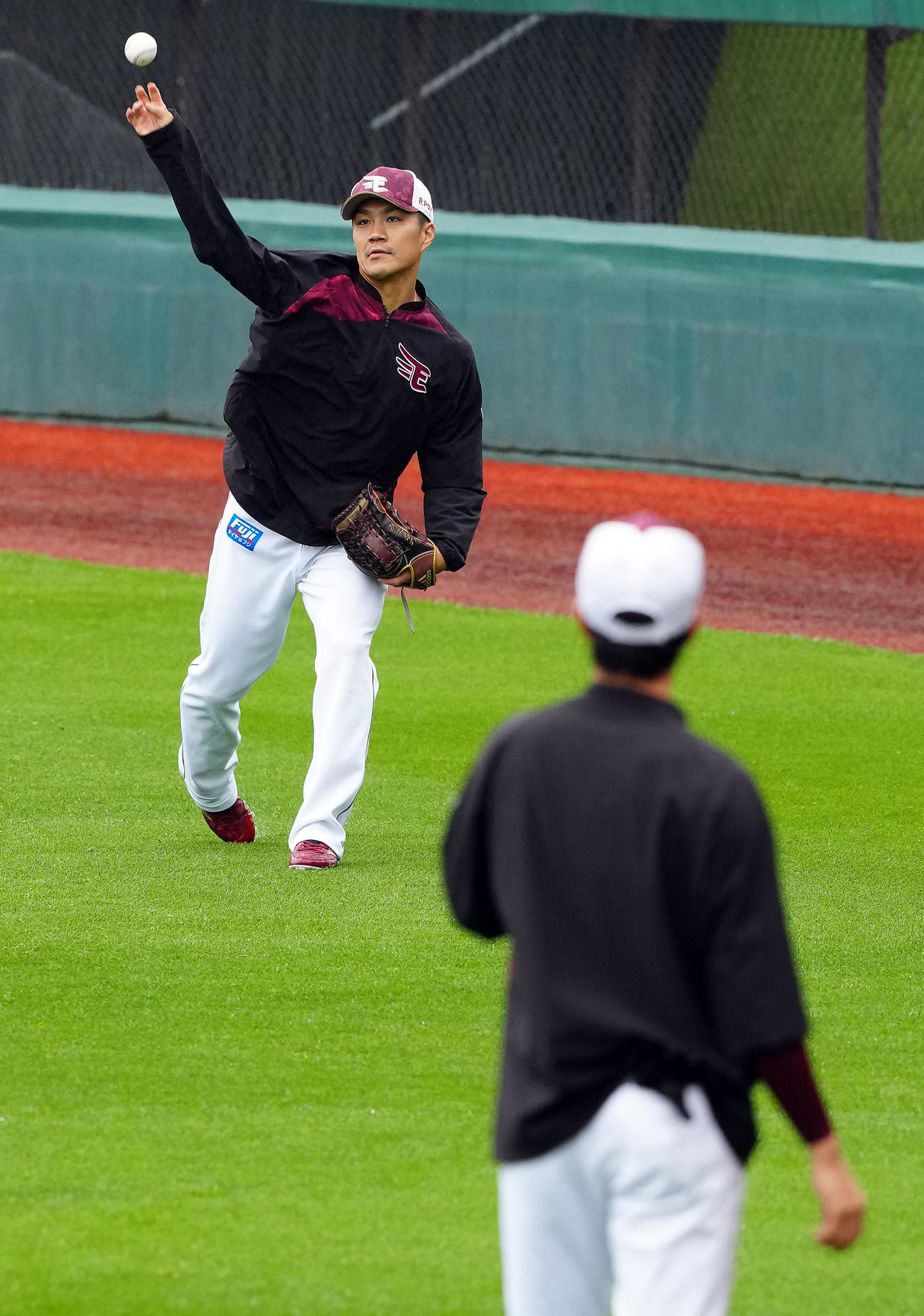 楽天対日本ハム　外野でキャッチボールする楽天則本（撮影・たえ見朱実）