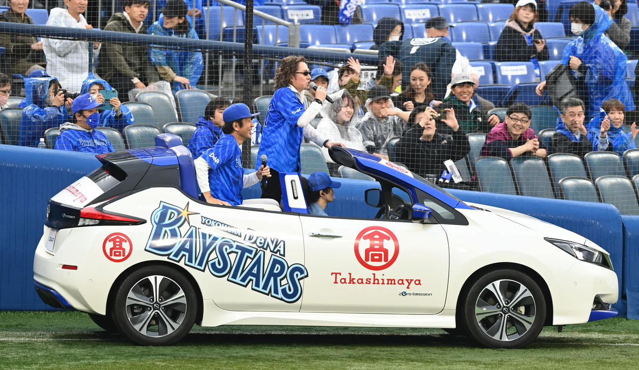 DeNA対阪神　セレモニアルピッチにリリーフカーで登場した米米CLUBの石井竜也（右）と大久保謙作（撮影・山崎安昭）