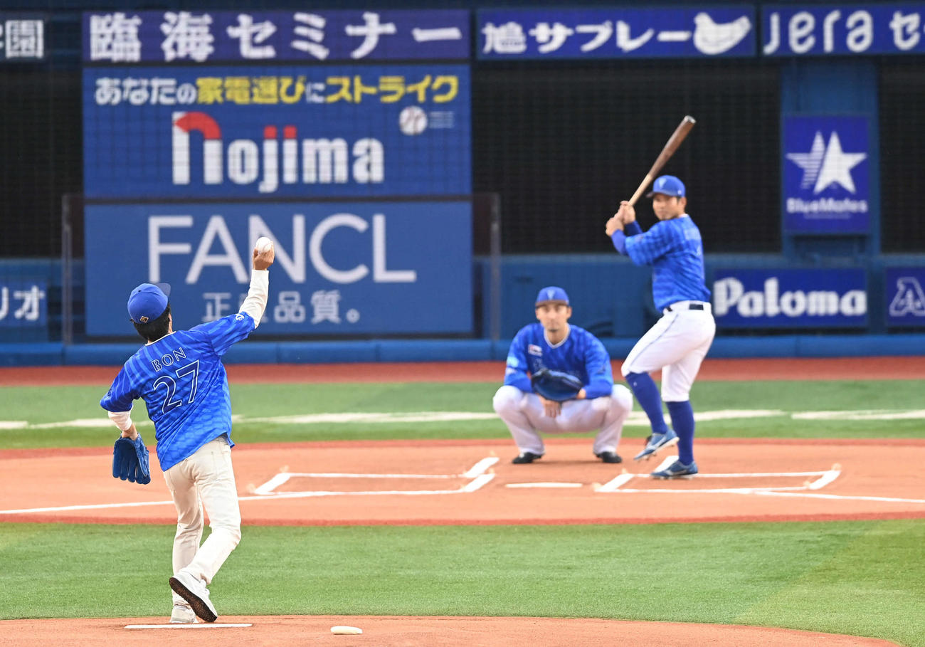 DeNA対阪神　セレモニアルピッチで投球する米米CLUBの大久保謙作（撮影・山崎安昭）