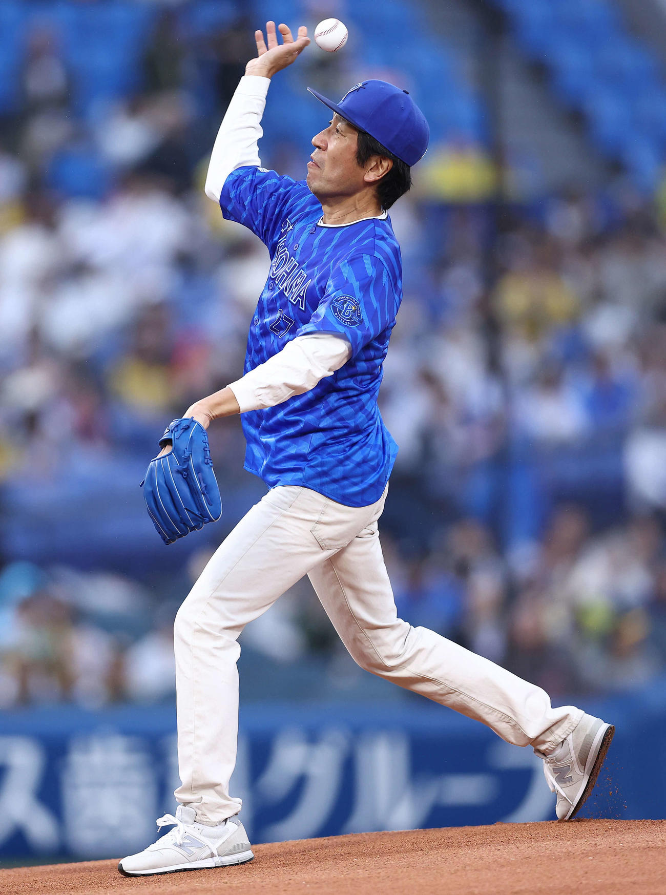 DeNA対阪神　セレモニアルピッチを務める米米CLUB大久保謙作（撮影・河田真司）