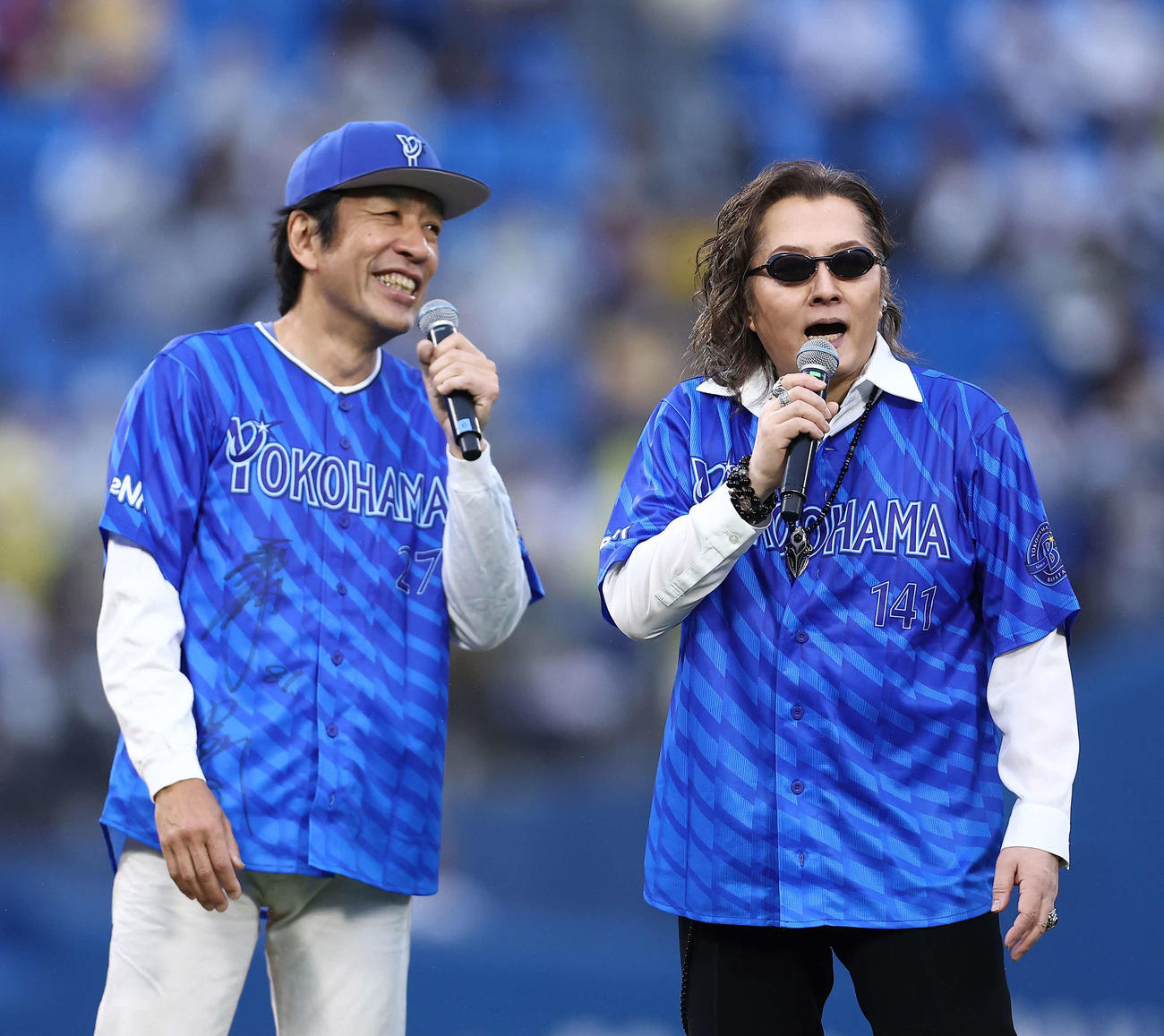 DeNA対阪神　セレモニアルピッチを務める米米CLUB大久保謙作（左）と石井竜也（撮影・河田真司）