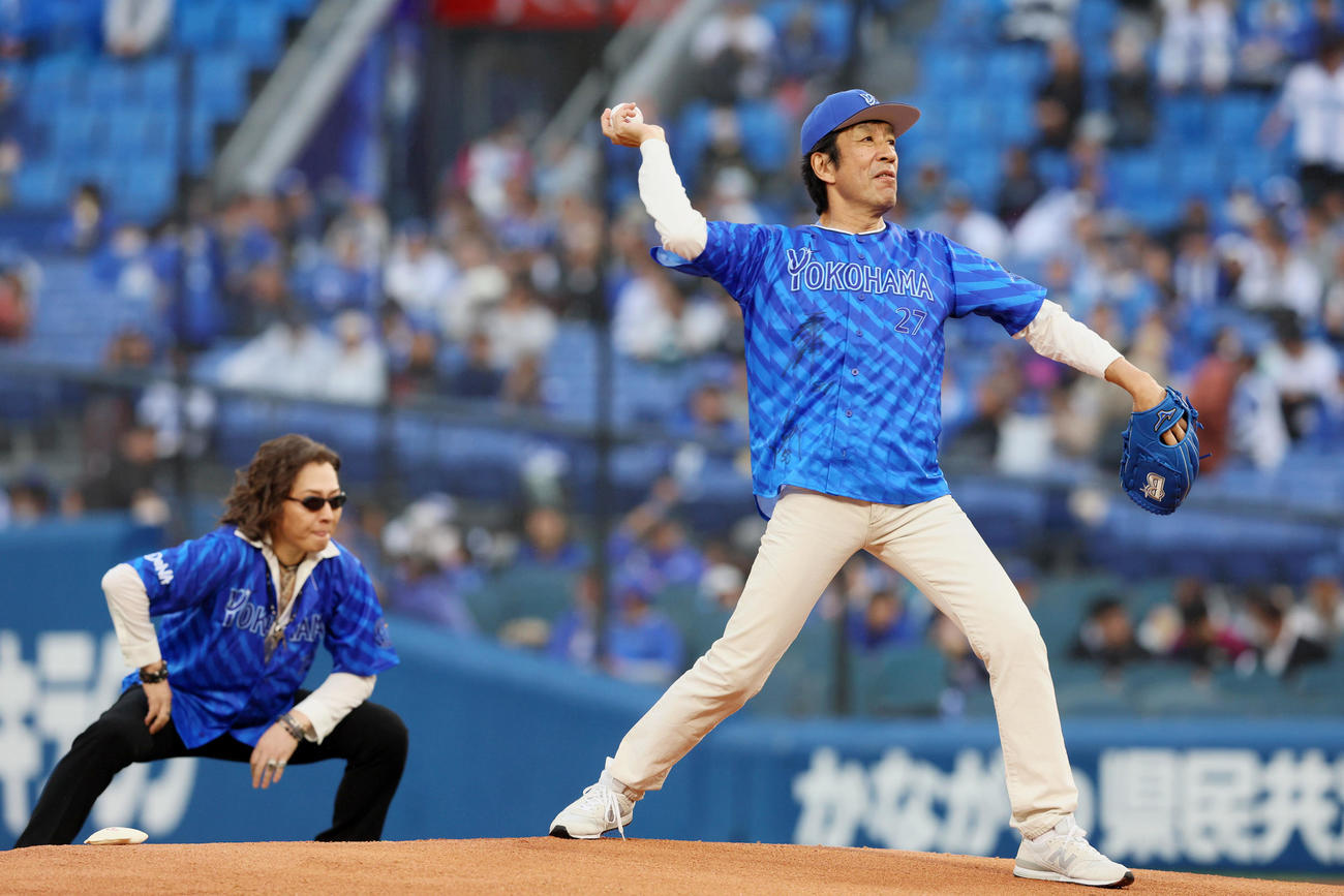 DeNA対阪神　セレモニアルピッチを行うBON。左は石井竜也（撮影・加藤哉）