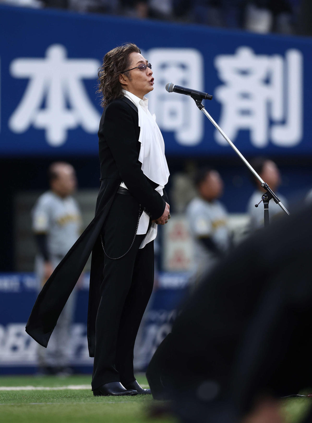 DeNA対阪神　君が代独唱を務める米米CLUB石井竜也（撮影・河田真司）