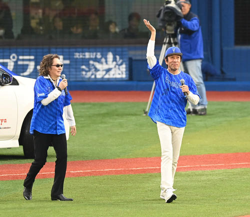 DeNA】米米CLUB石井竜也、土下座のち君が代独唱 リリーフカーで登場