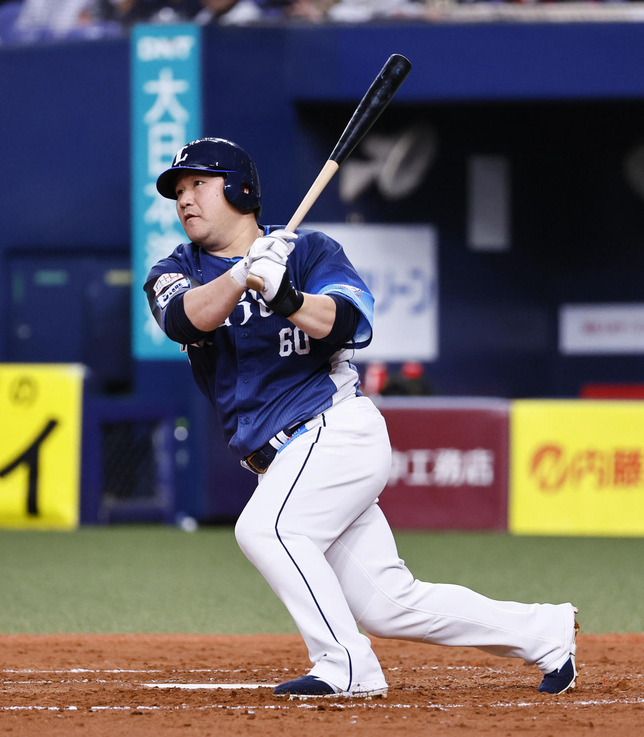 オリックス対西武　4回表西武無死、中村は左越えに二塁打を放つ（撮影・藤尾明華）