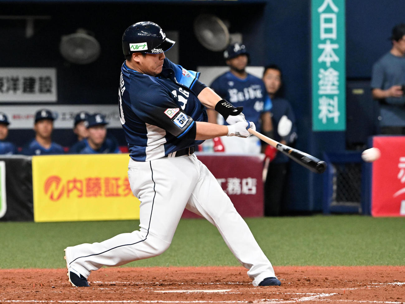 オリックス対西武　4回表西武無死、中村剛は左二塁打を放つ（撮影・前岡正明）
