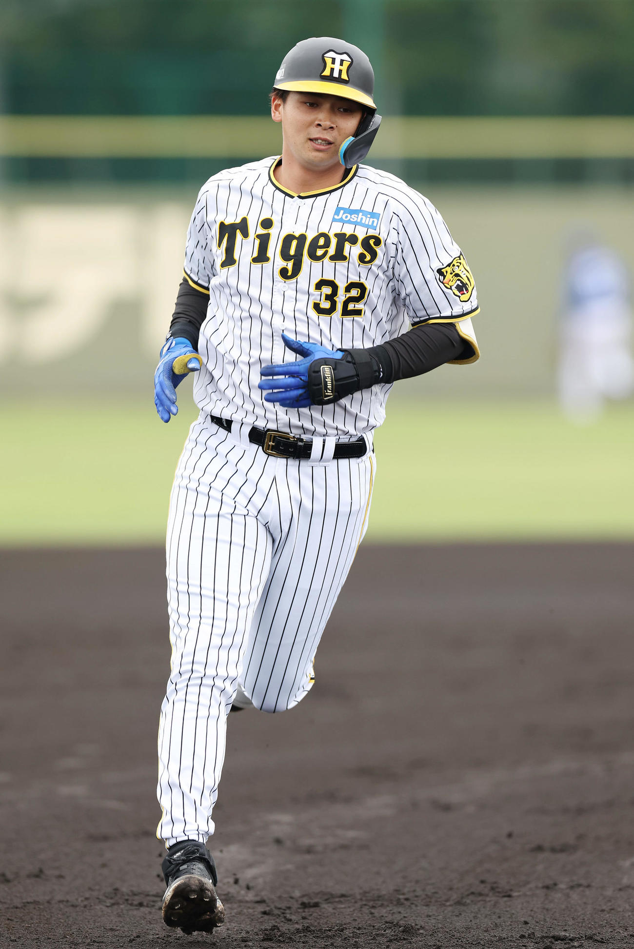 阪神対中日　1回裏阪神2死三塁、先制の右越え2点本塁打を放ちダイヤモンドをまわる井上（撮影・前田充）