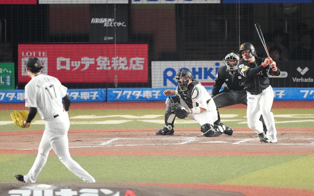 ロッテ対ソフトバンク　3回表ソフトバンク1死、空振り三振に倒れる甲斐。投手佐々木（撮影・鈴木みどり）