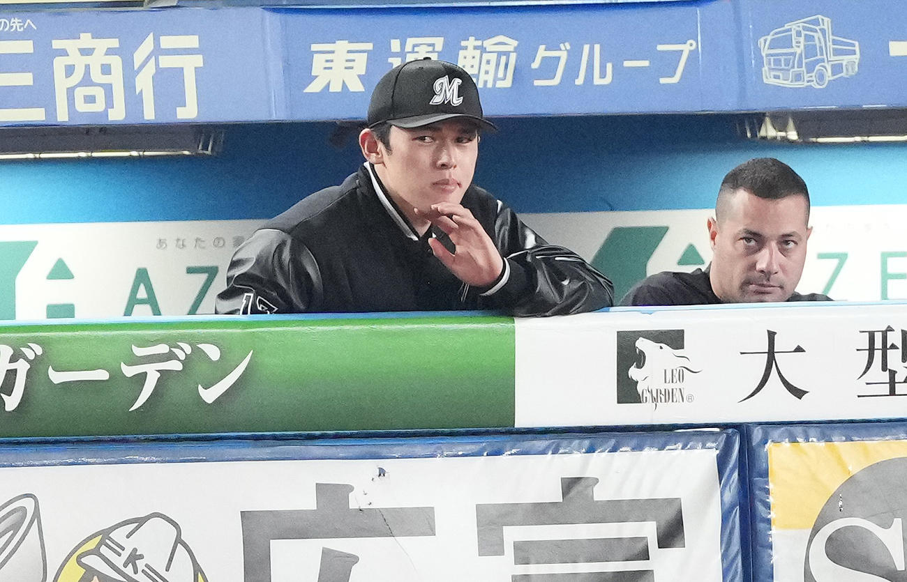 ロッテ対ソフトバンク　9回裏、ベンチで浮かない表情のロッテ佐々木（左）（撮影・鈴木みどり）