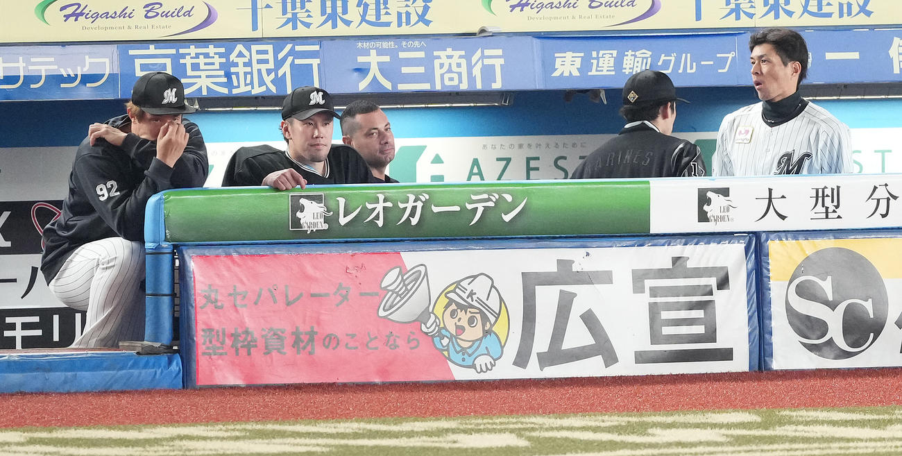 ロッテ対ソフトバンク　ソフトバンクに敗れ引き揚げるロッテ佐々木（右から2人目）（撮影・鈴木みどり）