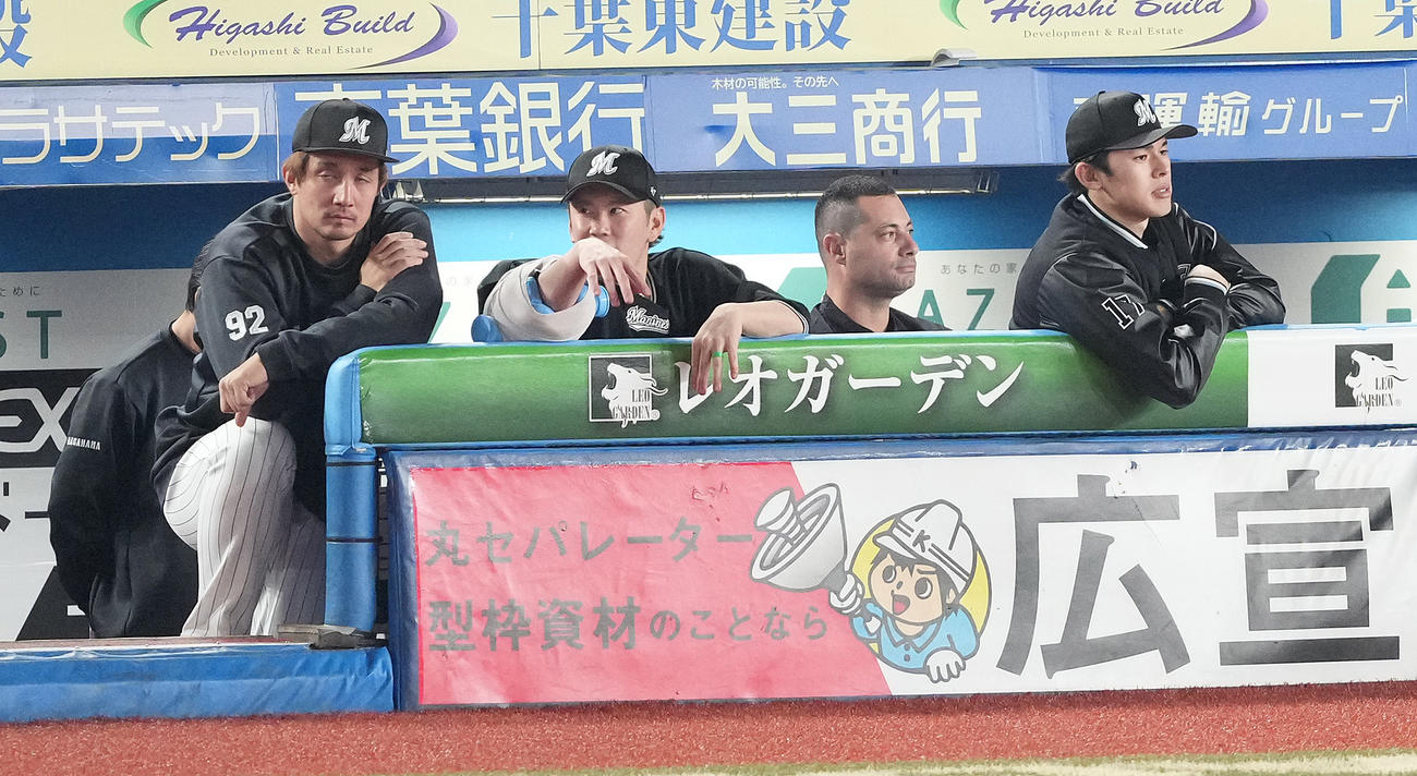 ロッテ対ソフトバンク　9回裏、ベンチで浮かない表情のロッテ佐々木（右）（撮影・鈴木みどり）