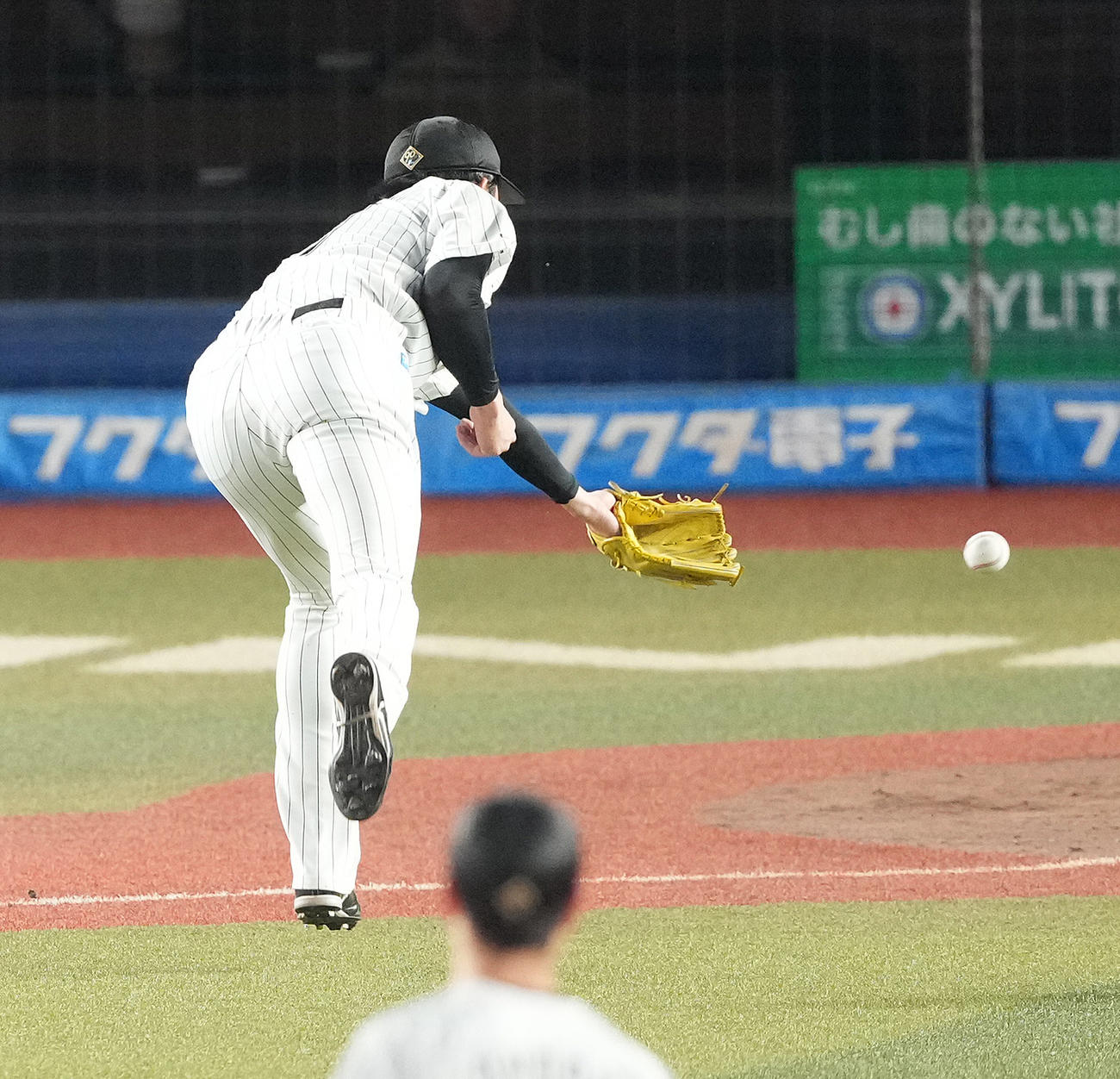 ロッテ対ソフトバンク　4回表ソフトバンク1死一、三塁、セーフティスクイズを試みた栗原の打球を本塁へグラブトスする佐々木（撮影・鈴木みどり）