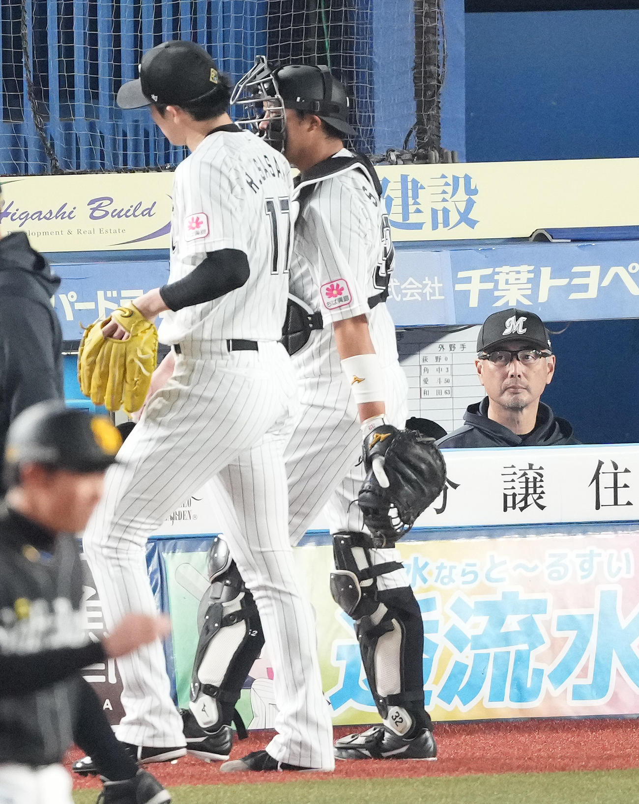 ロッテ対ソフトバンク　4回表に先制を許し、ベンチへ戻る佐々木（左）を見るロッテ吉井監督（撮影・鈴木みどり）
