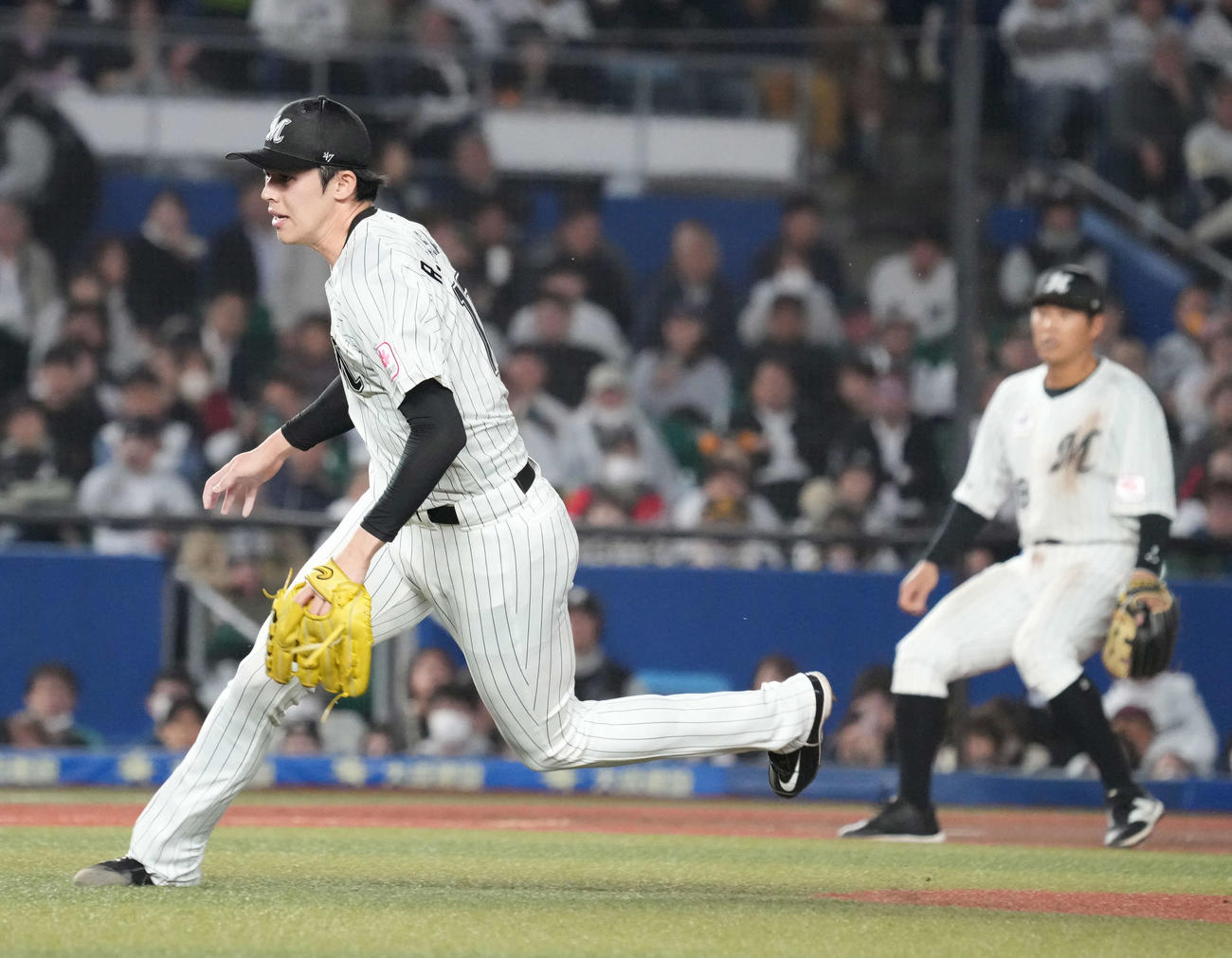 ロッテ対ソフトバンク　4回表ソフトバンク1死一、三塁、ロッテ先発の佐々木は栗原の投前スクイズに素早く反応し三塁走者ソフトバンク近藤の生還を阻止する（撮影・小沢裕）