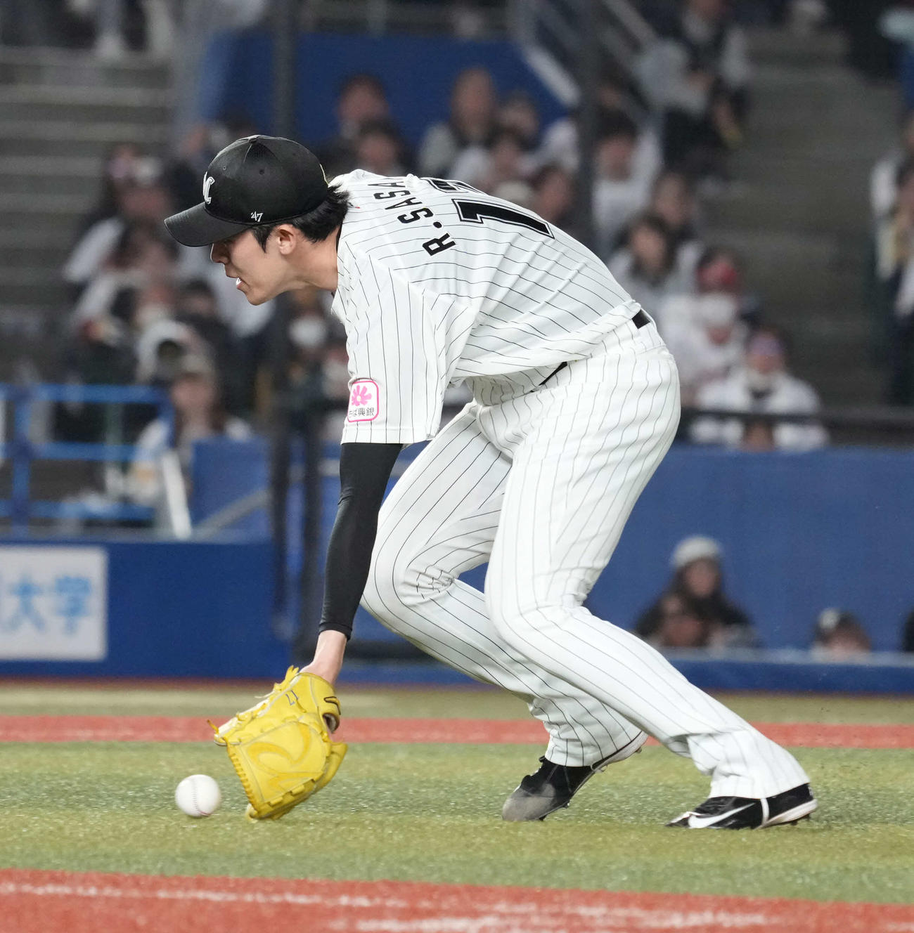 ロッテ対ソフトバンク　4回表ソフトバンク1死一、三塁、ロッテ先発の佐々木は栗原の投前スクイズに素早く反応し三塁走者ソフトバンク近藤の生還を阻止する（撮影・小沢裕）