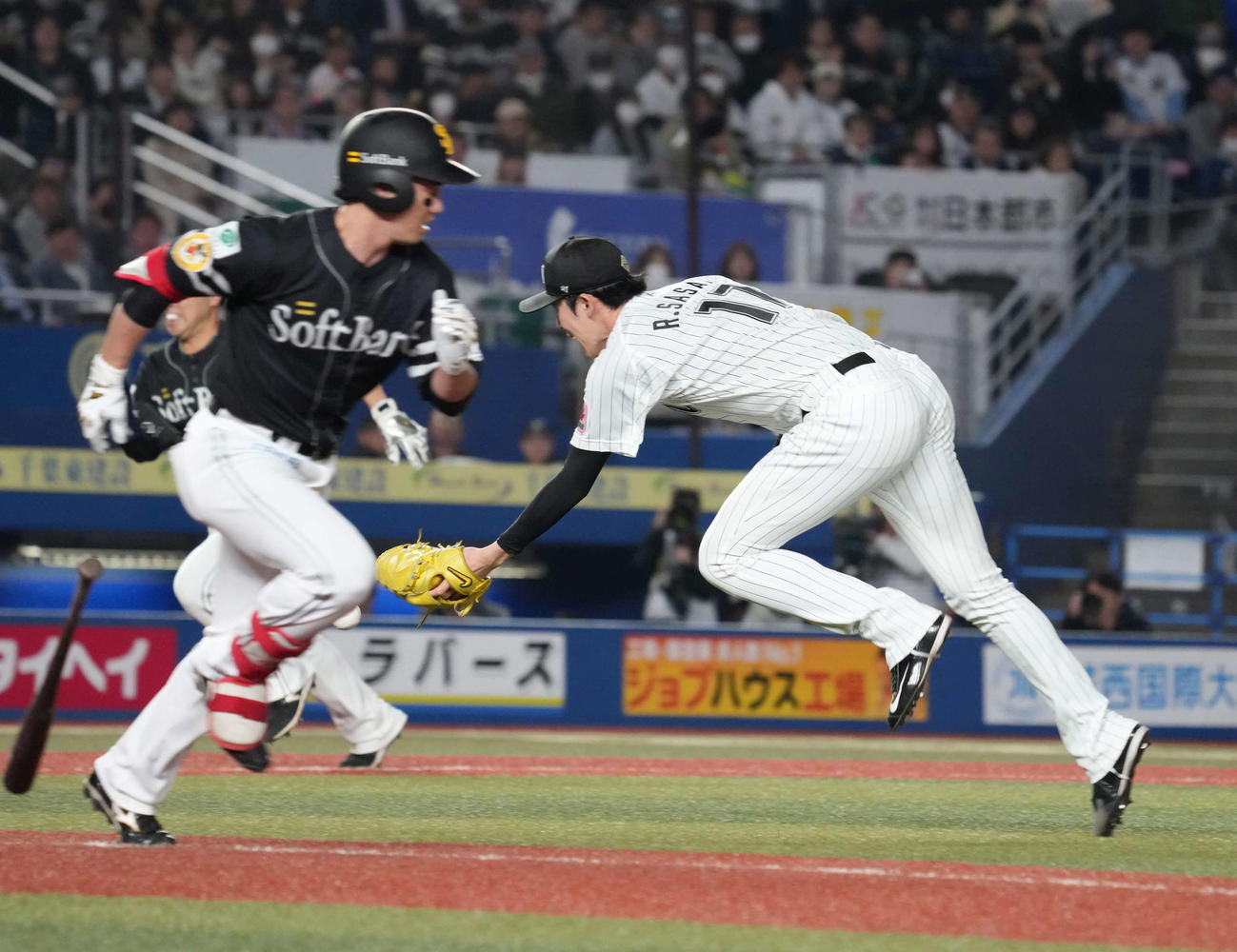 ロッテ対ソフトバンク　4回表ソフトバンク1死一、三塁、ロッテ先発の佐々木は栗原の投前スクイズに素早く反応し三塁走者ソフトバンク近藤の生還を阻止する（撮影・小沢裕）