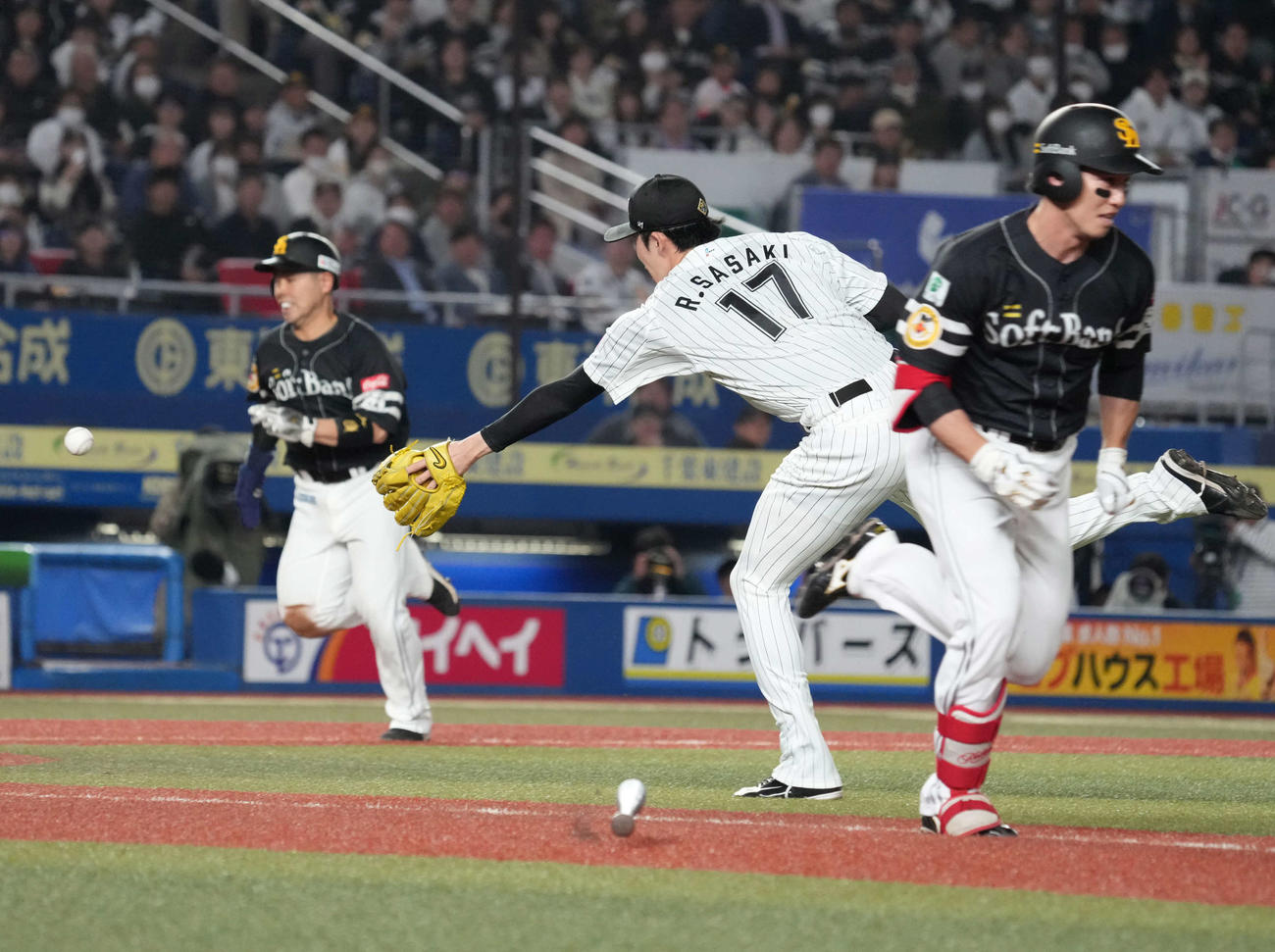 ロッテ対ソフトバンク　4回表ソフトバンク1死一、三塁、ロッテ先発の佐々木は栗原の投前スクイズに素早く反応し三塁走者ソフトバンク近藤の生還を阻止する（撮影・小沢裕）