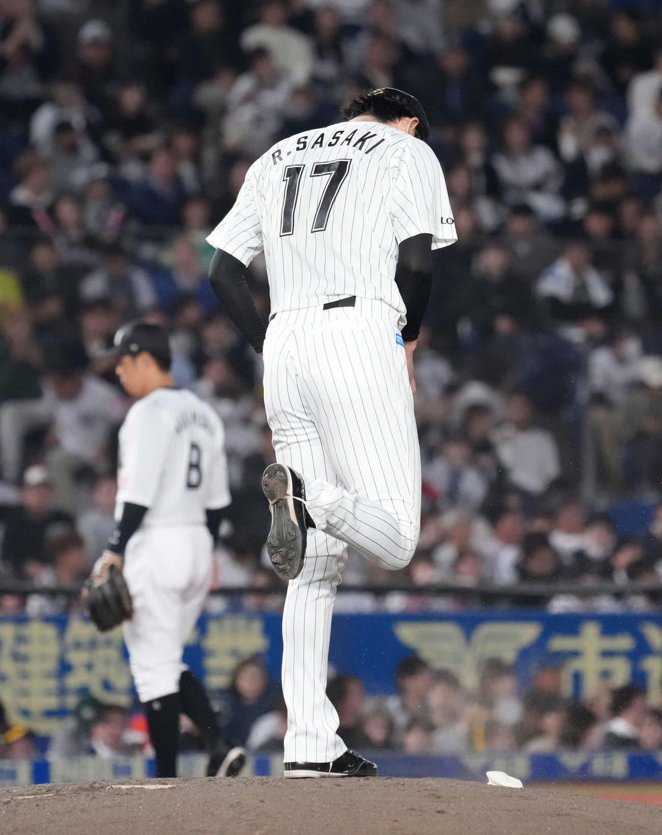ロッテ対ソフトバンク　7回表ソフトバンク2死二塁、川村に左中間を破る適時二塁打を許し悔しそうにマウンドを蹴るロッテ先発のM佐々木（撮影・小沢裕）