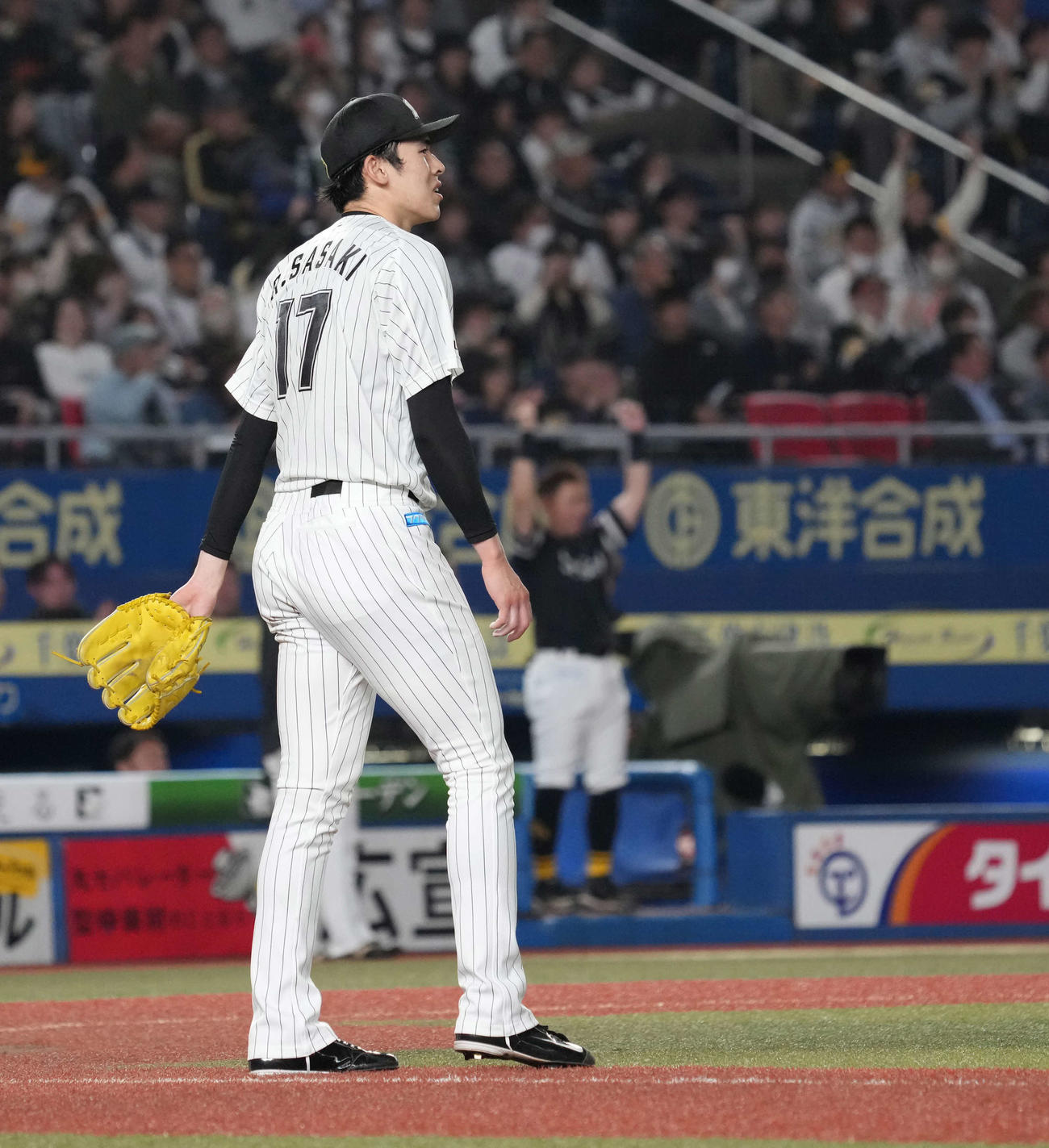 ロッテ対ソフトバンク　7回表ソフトバンク2死二塁、川村に左中間を破る適時二塁打を許し悔しそうな表情を見せるロッテ先発の佐々木（撮影・小沢裕）