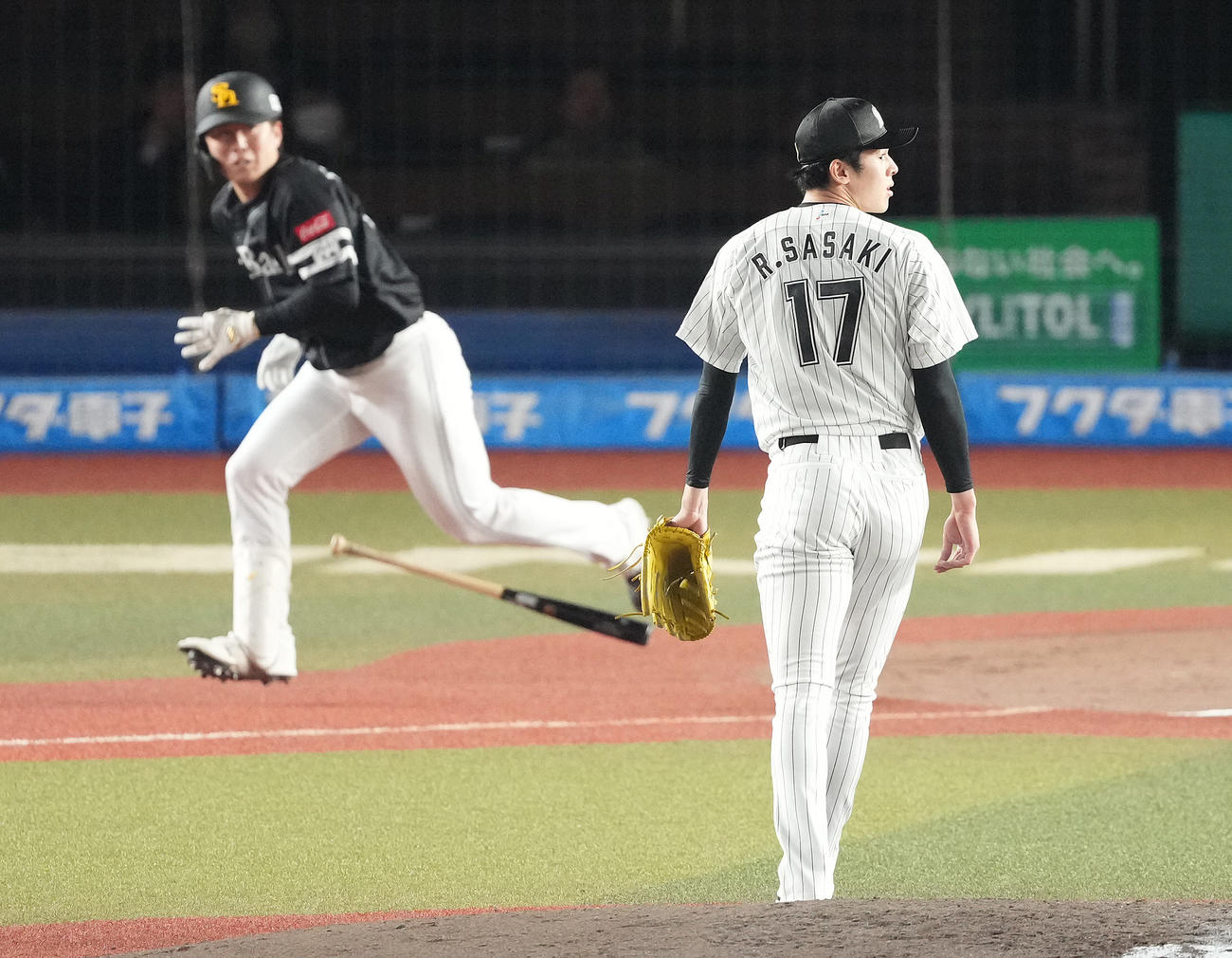 ロッテ対ソフトバンク　7回表ソフトバン2死二塁、川村に左適時二塁打を浴びる佐々木（撮影・鈴木みどり）