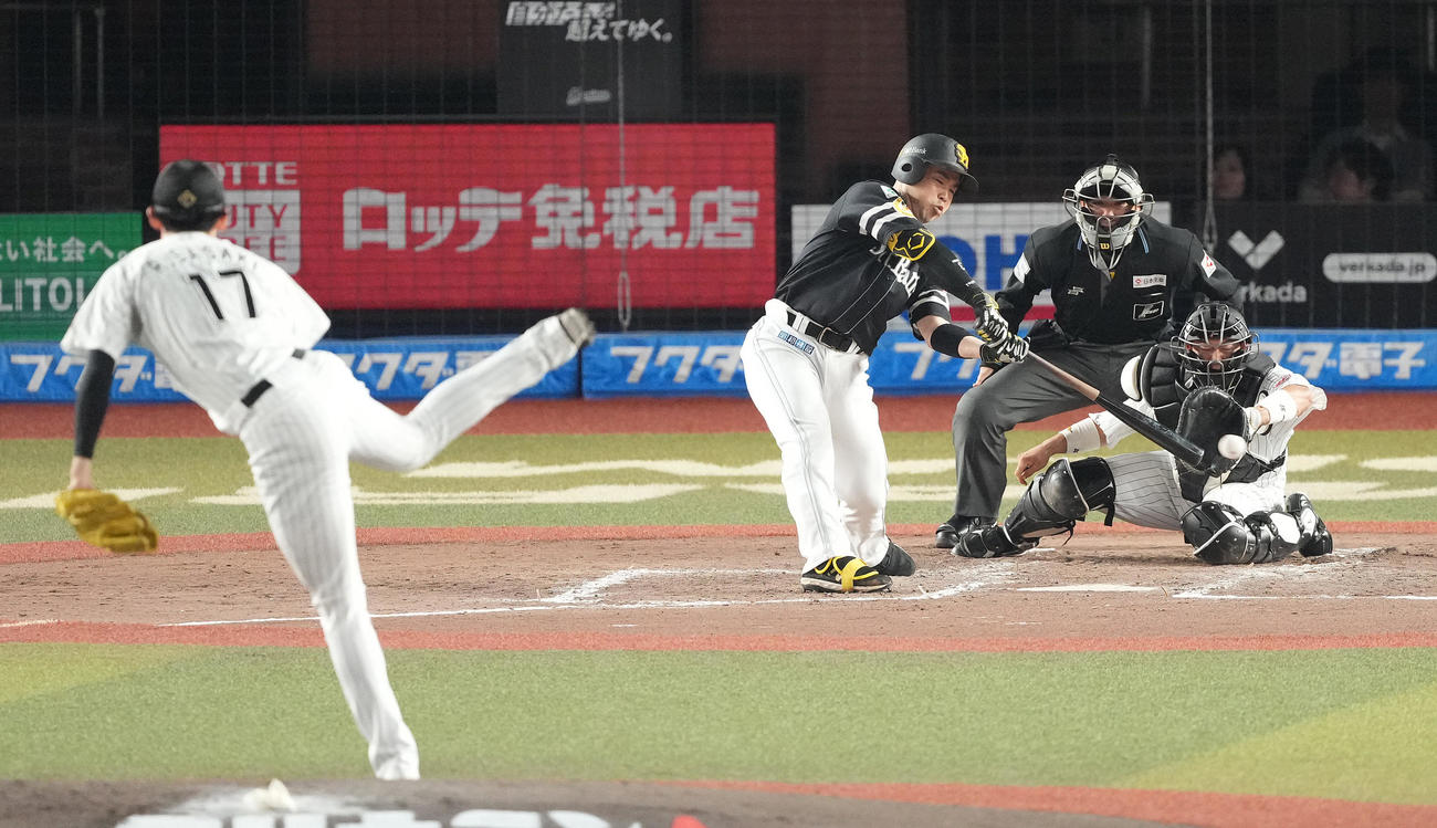 ロッテ対ソフトバンク　4回表ソフトバンク1死一、三塁、先制の左前適時打を放つ近藤。投手佐々木（撮影・鈴木みどり）
