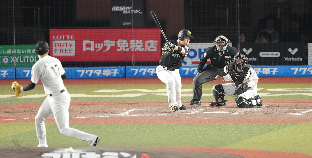 ロッテ対ソフトバンク　4回表ソフトバンク1死一、三塁、先制の左前適時打を放つ近藤。投手佐々木（撮影・鈴木みどり）