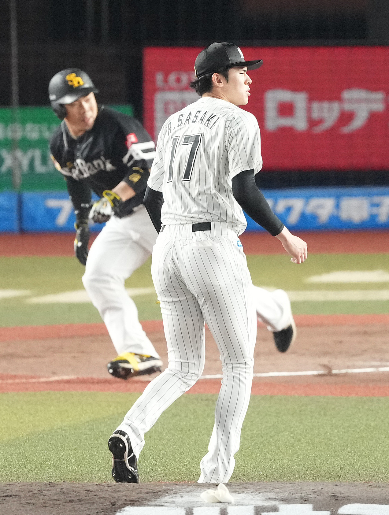 ロッテ対ソフトバンク　4回表ソフトバンク1死一、三塁、近藤に先制の左前適時打を浴びる佐々木（撮影・鈴木みどり）