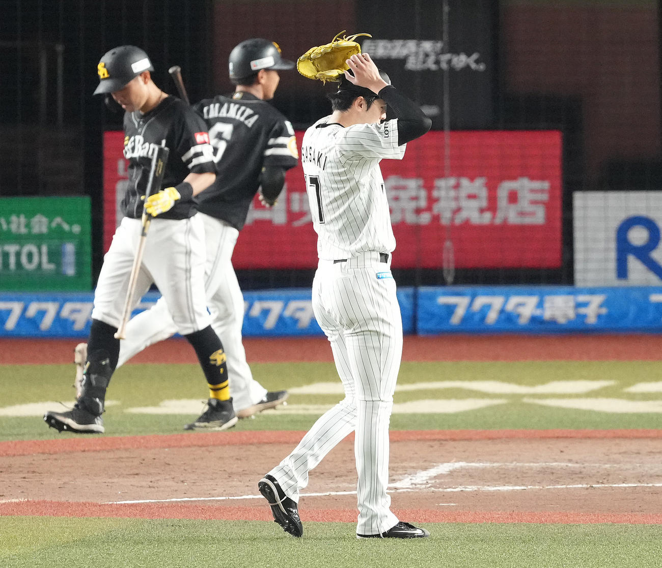 ロッテ対ソフトバンク　4回表ソフトバンク1死一、三塁、近藤に先制の左前適時打を浴び、浮かない表情の佐々木（撮影・鈴木みどり）