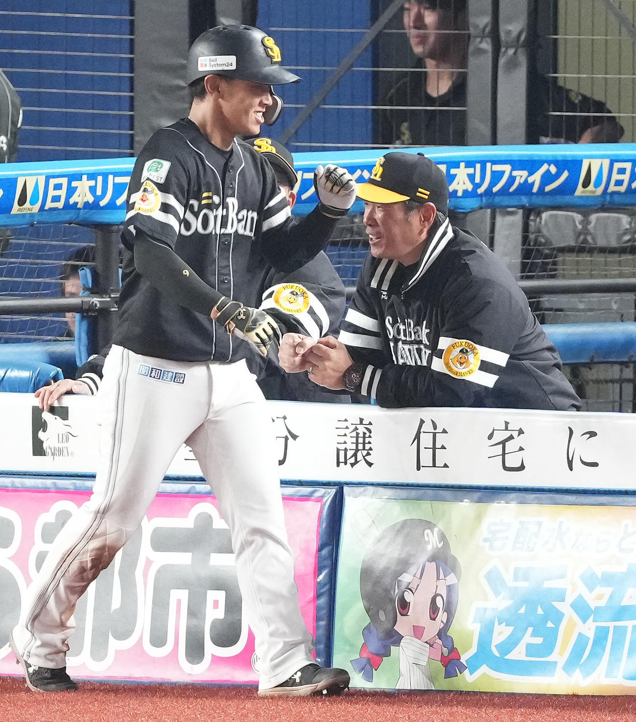 ロッテ対ソフトバンク　4回表ソフトバンク1死一、三塁、近藤の先制の左前適時打で生還した今宮（左）を迎える小久保監督（撮影・鈴木みどり）