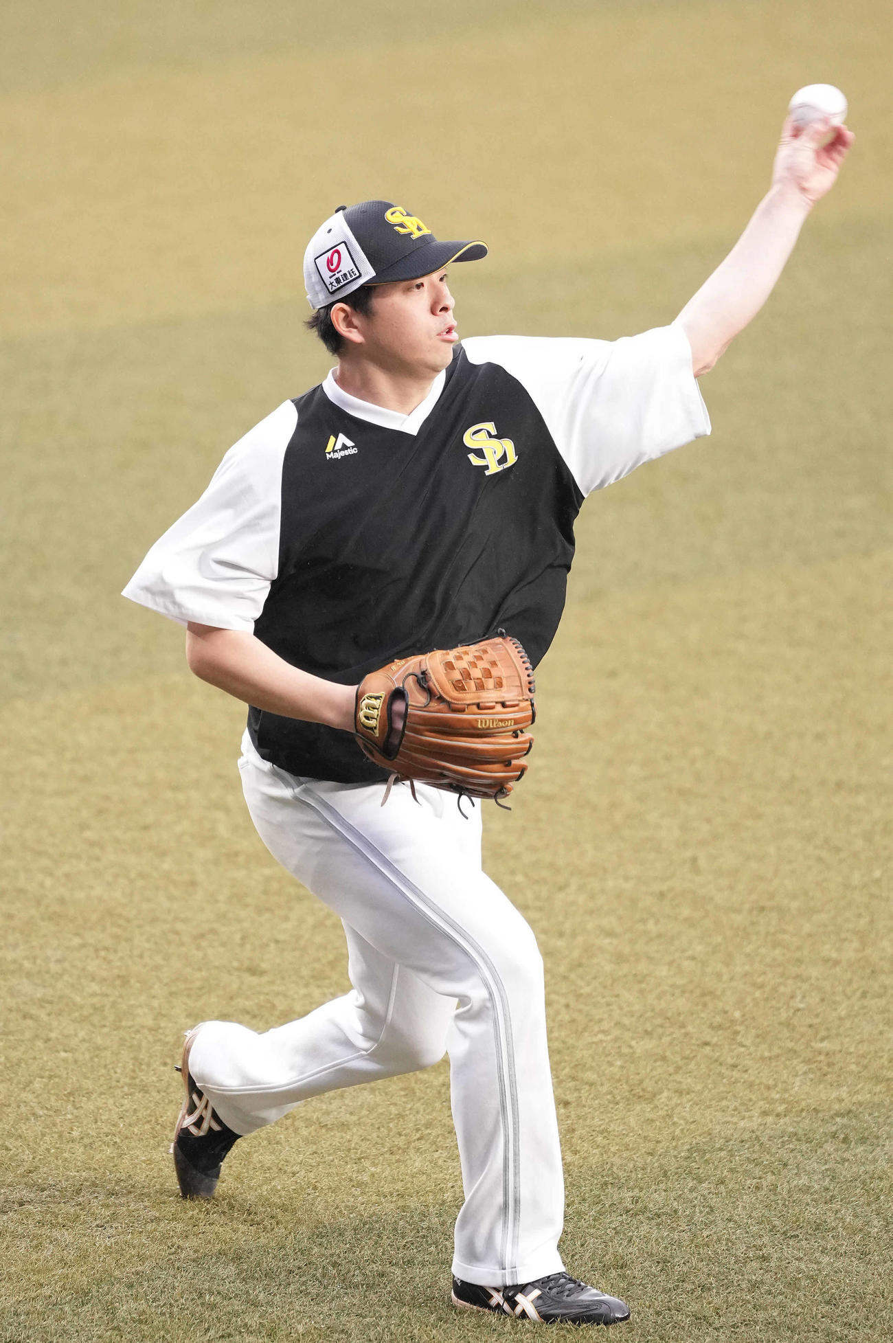 ロッテ対ソフトバンク　試合前練習でキャッチボールするソフトバンク大関（撮影・鈴木みどり）