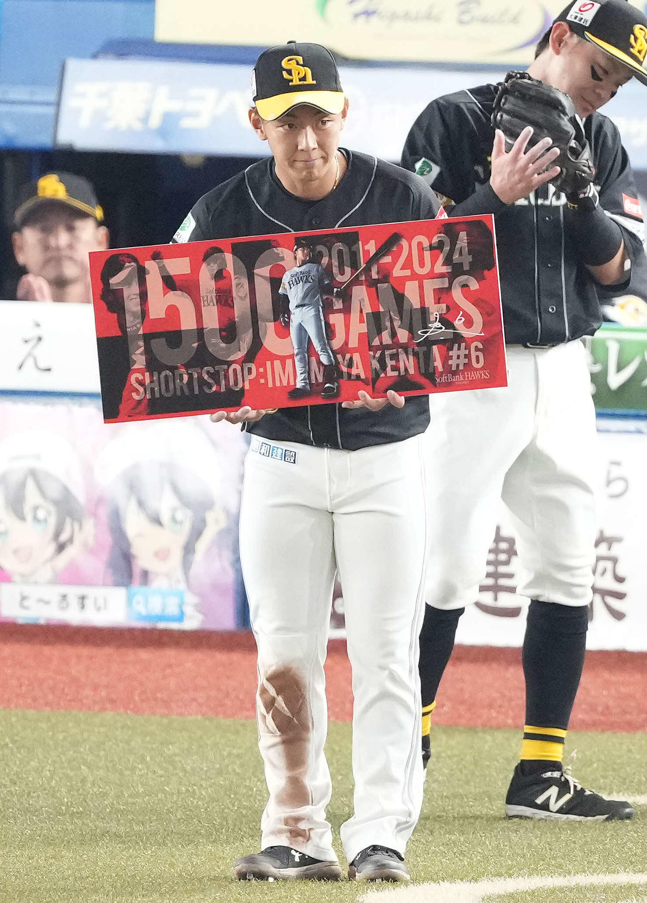 ロッテ対ソフトバンク　1500試合出場を達成し、ファンの声援に応えるソフトバンク今宮（撮影・鈴木みどり）