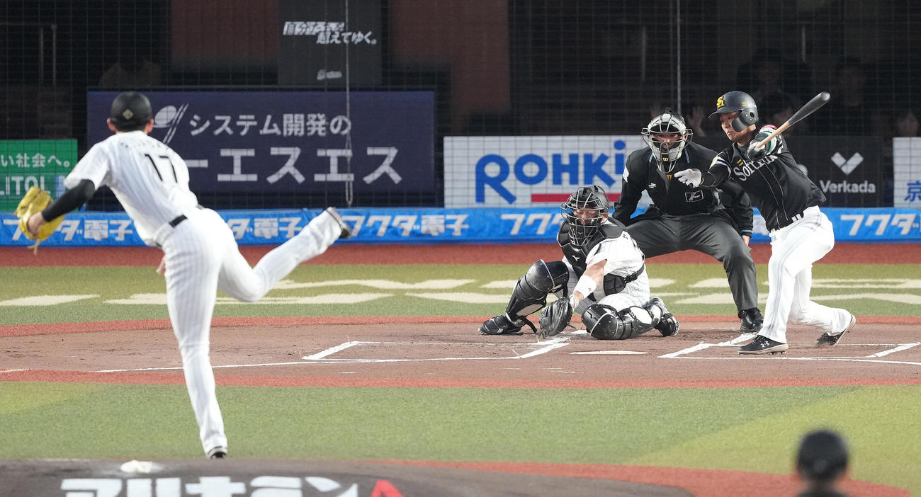 ロッテ対ソフトバンク　1回表ソフトバンク1死、空振り三振に倒れる今宮。投手佐々木（撮影・鈴木みどり）