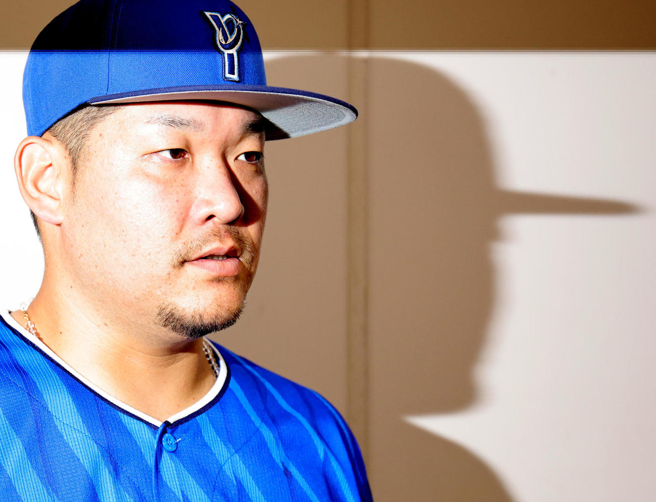 日本ハム対DeNA　試合後に取材対応するDeNA筒香（撮影・野上伸悟）