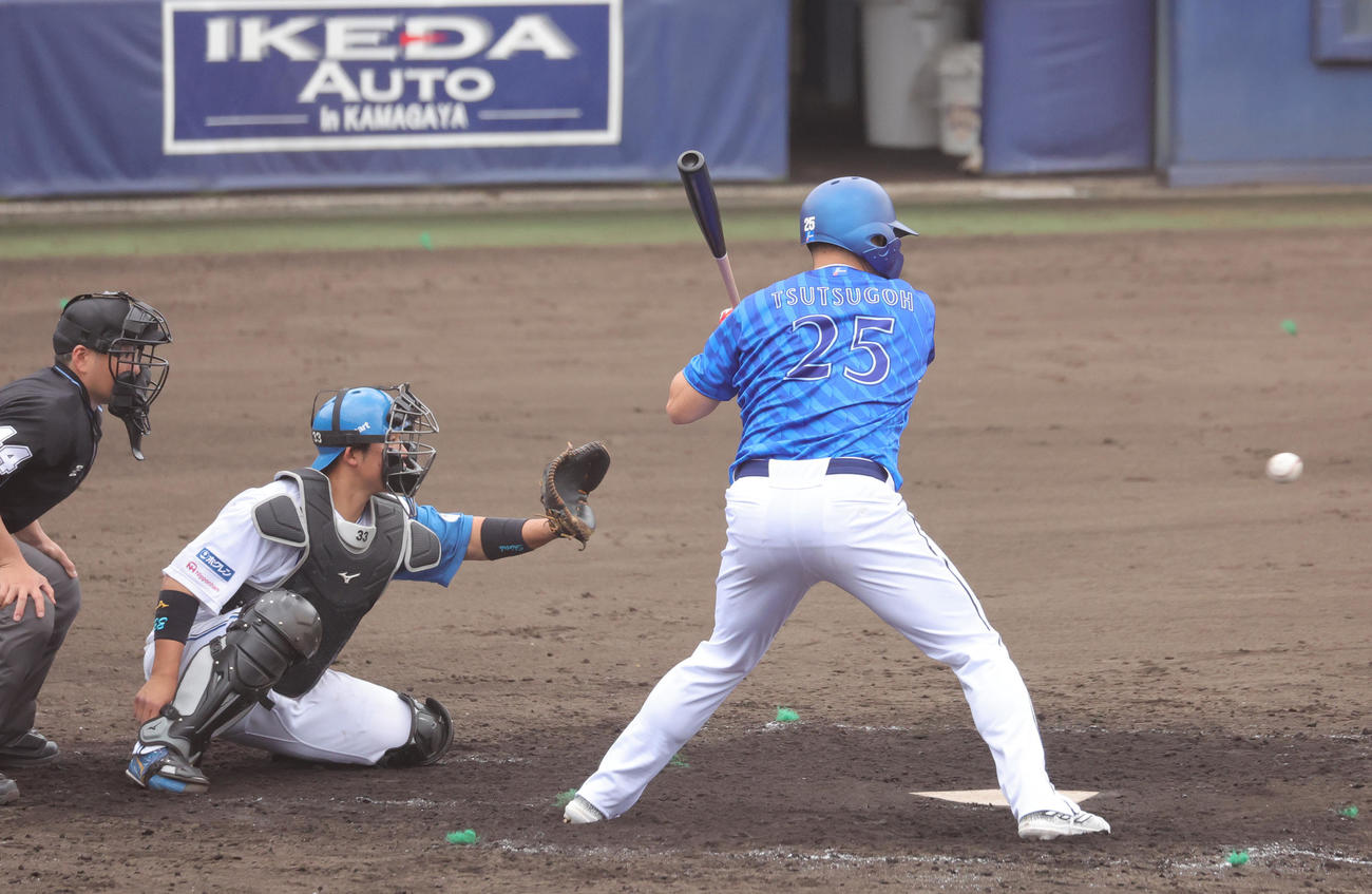 日本ハム対DeNA 5回表DeNA2死一、三塁、四球を選ぶ筒香（撮影・野上伸悟）