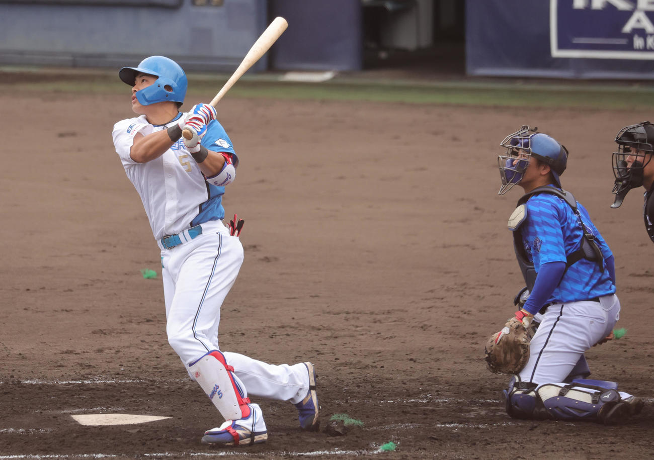 日本ハム対DeNA 3回裏日本ハム1死二塁、左越え2点本塁打を放つ野村（撮影・野上伸悟）