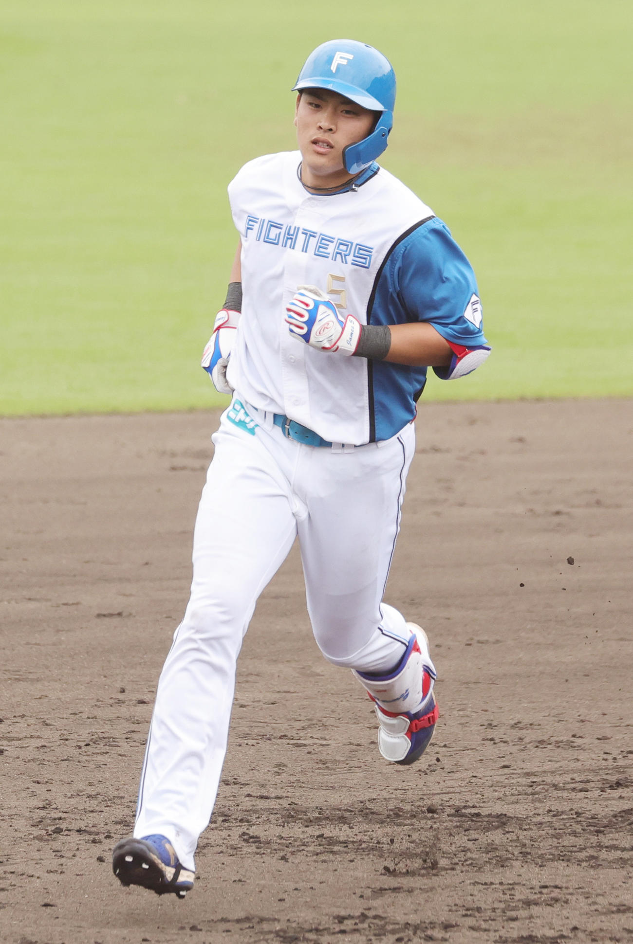 日本ハム対DeNA 3回裏日本ハム1死二塁、左越え2点本塁打を放つ野村（撮影・野上伸悟）
