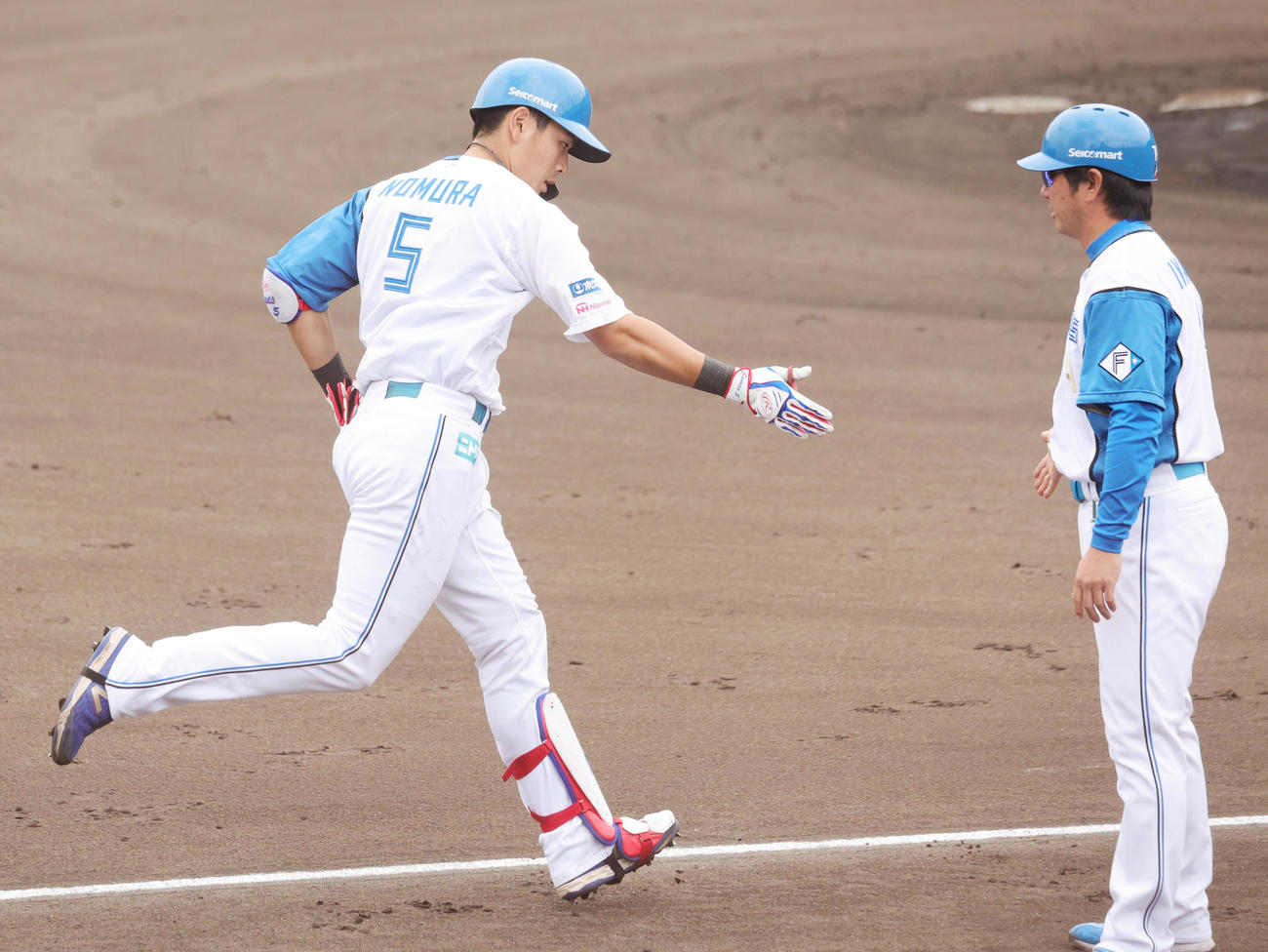 日本ハム対DeNA 3回裏日本ハム1死二塁、左越え2点本塁打を放ち三塁を回る野村（撮影・野上伸悟）