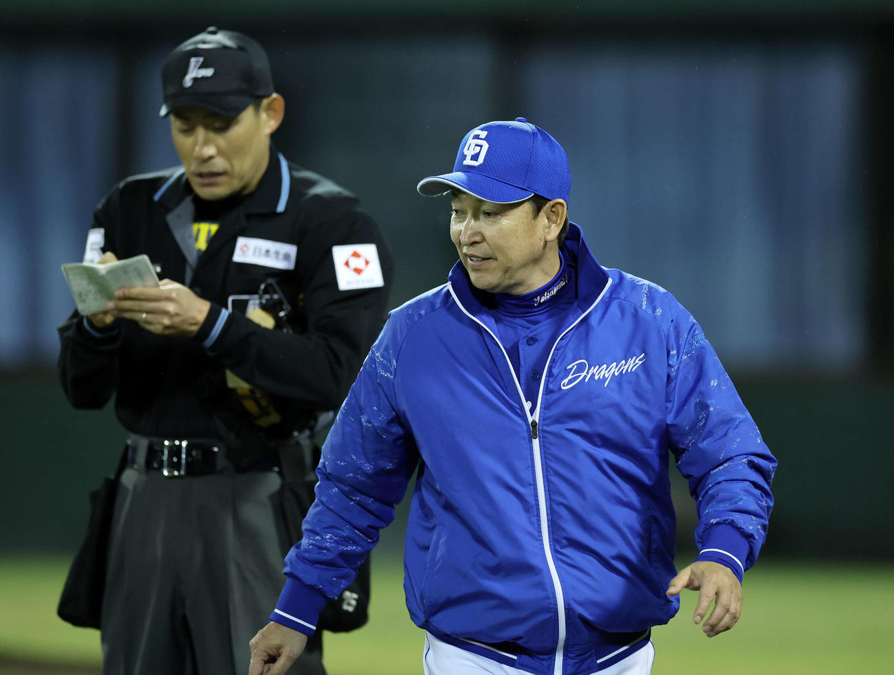 巨人対中日　7回裏、選手交代を告げる中日立浪監督（撮影・鈴木正人）